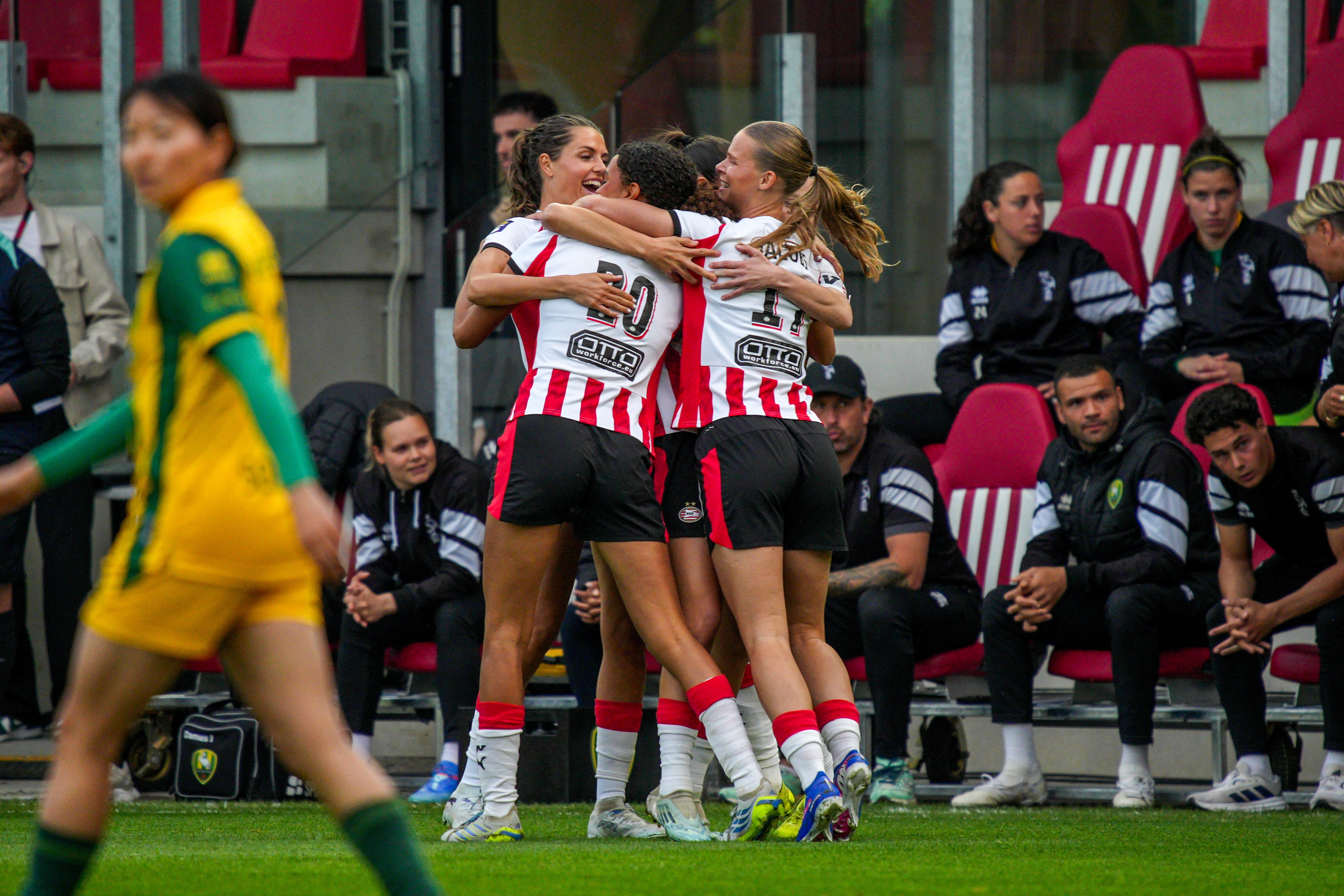 PSV juicht na een doelpunt tegen ADO Den Haag