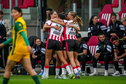 PSV juicht na een doelpunt tegen ADO Den Haag