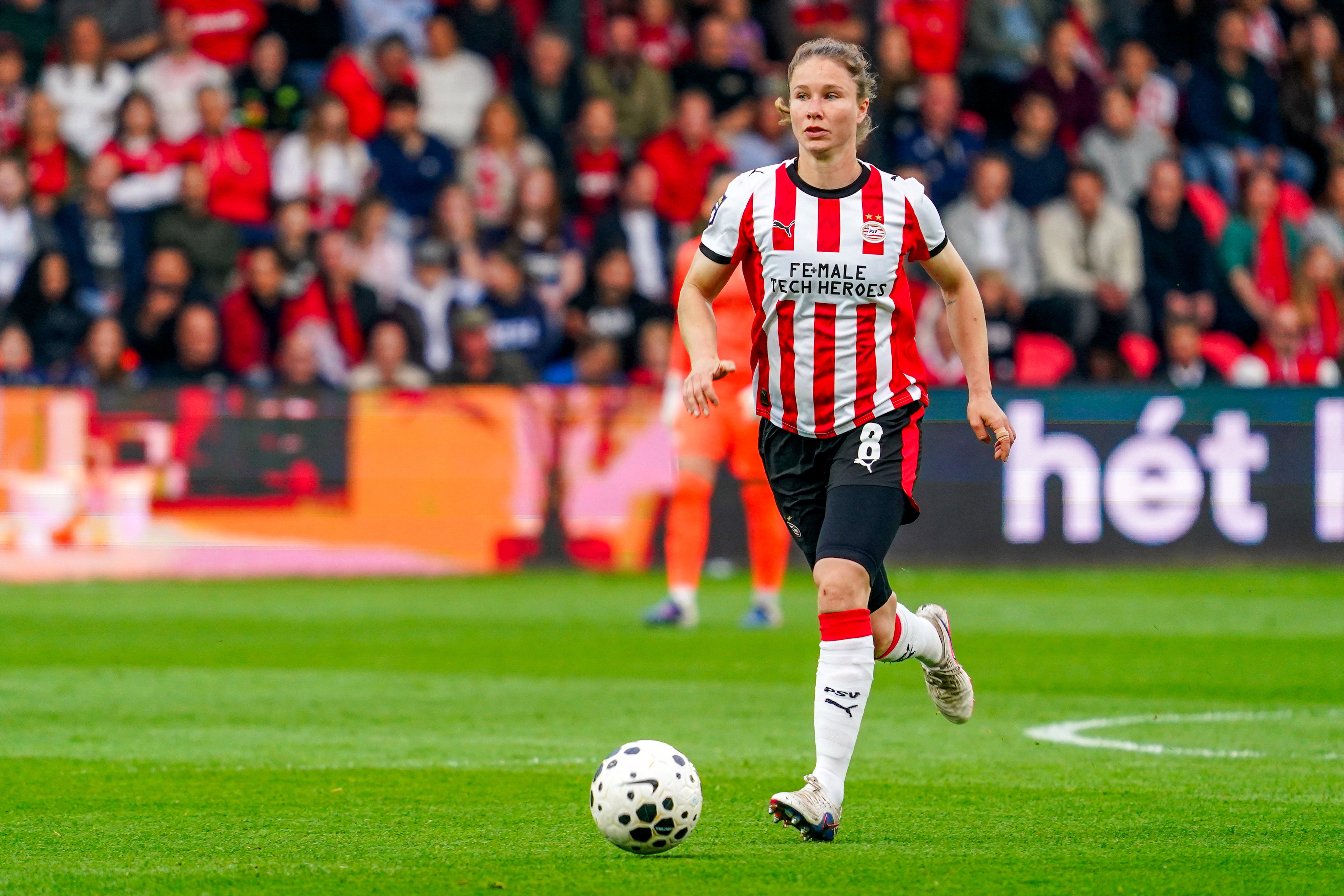 Sisca Folkertsma aan de bal namens PSV