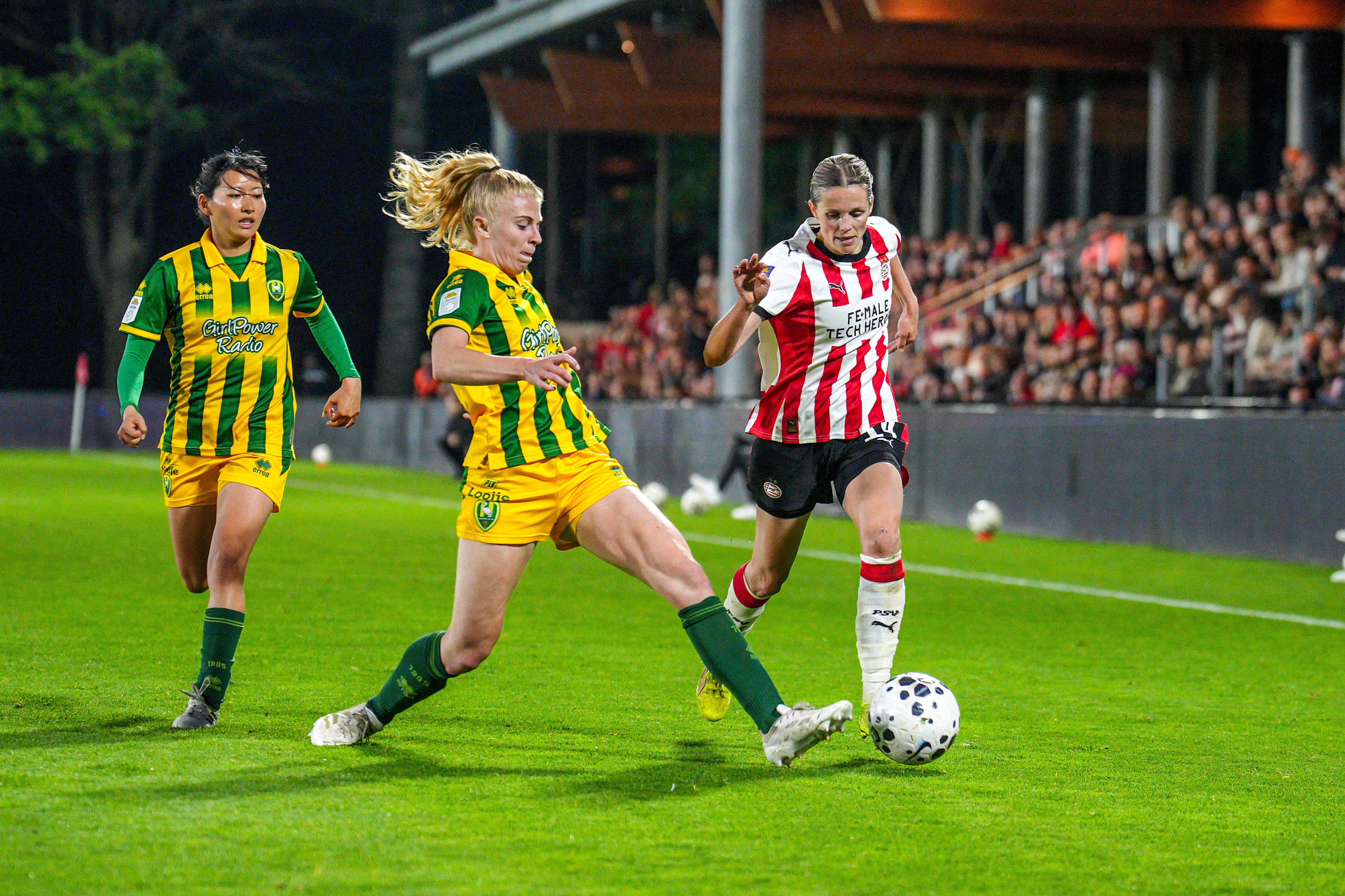 Bo Vonk (ADO Den Haag) probeert Laura Strik (PSV) af te stoppen