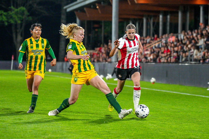 Bo Vonk (ADO Den Haag) probeert Laura Strik (PSV) af te stoppen