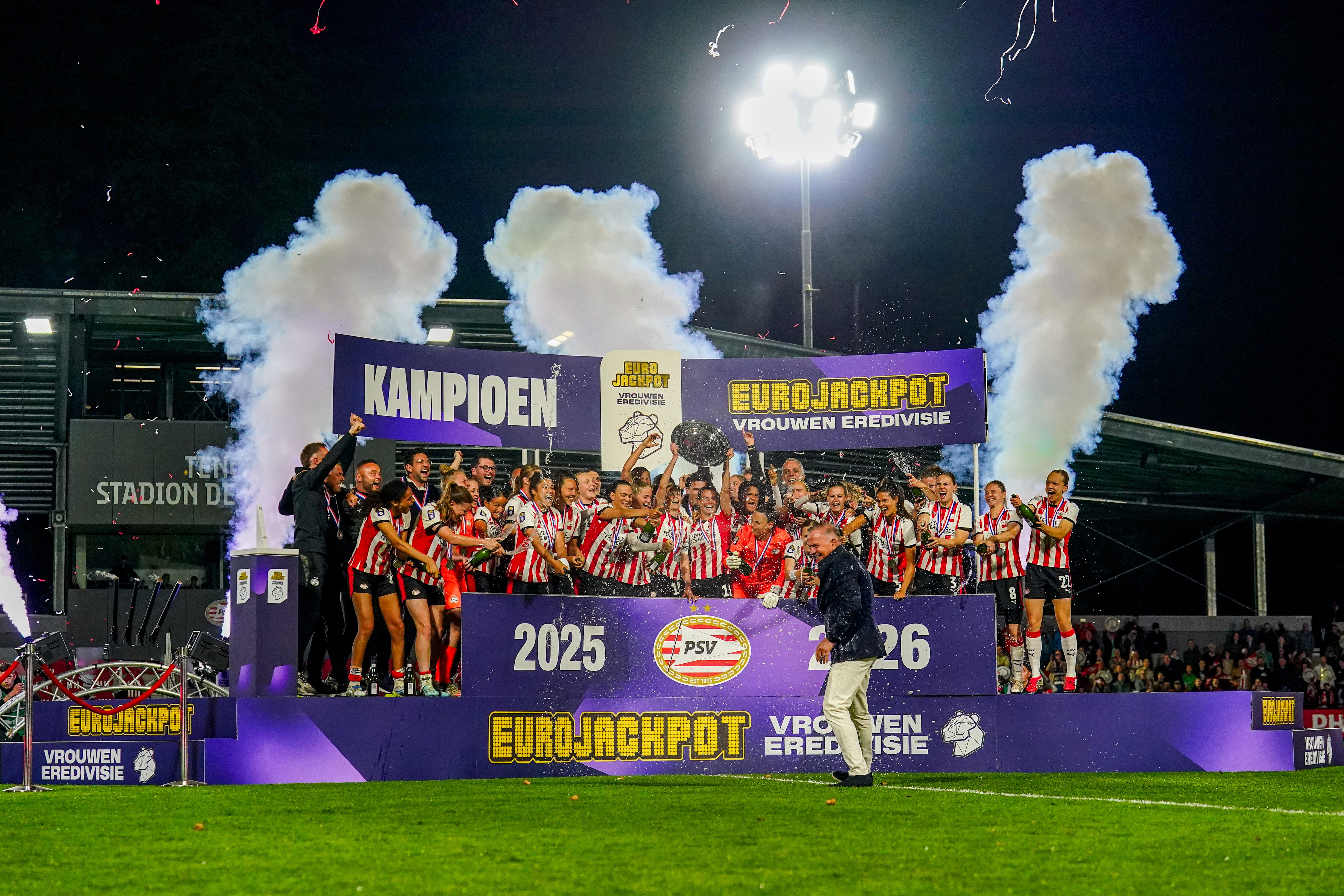 Robert van der Wallen reikt de schaal uit aan PSV