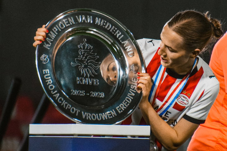 Sara Thrige met de kampioensschaal