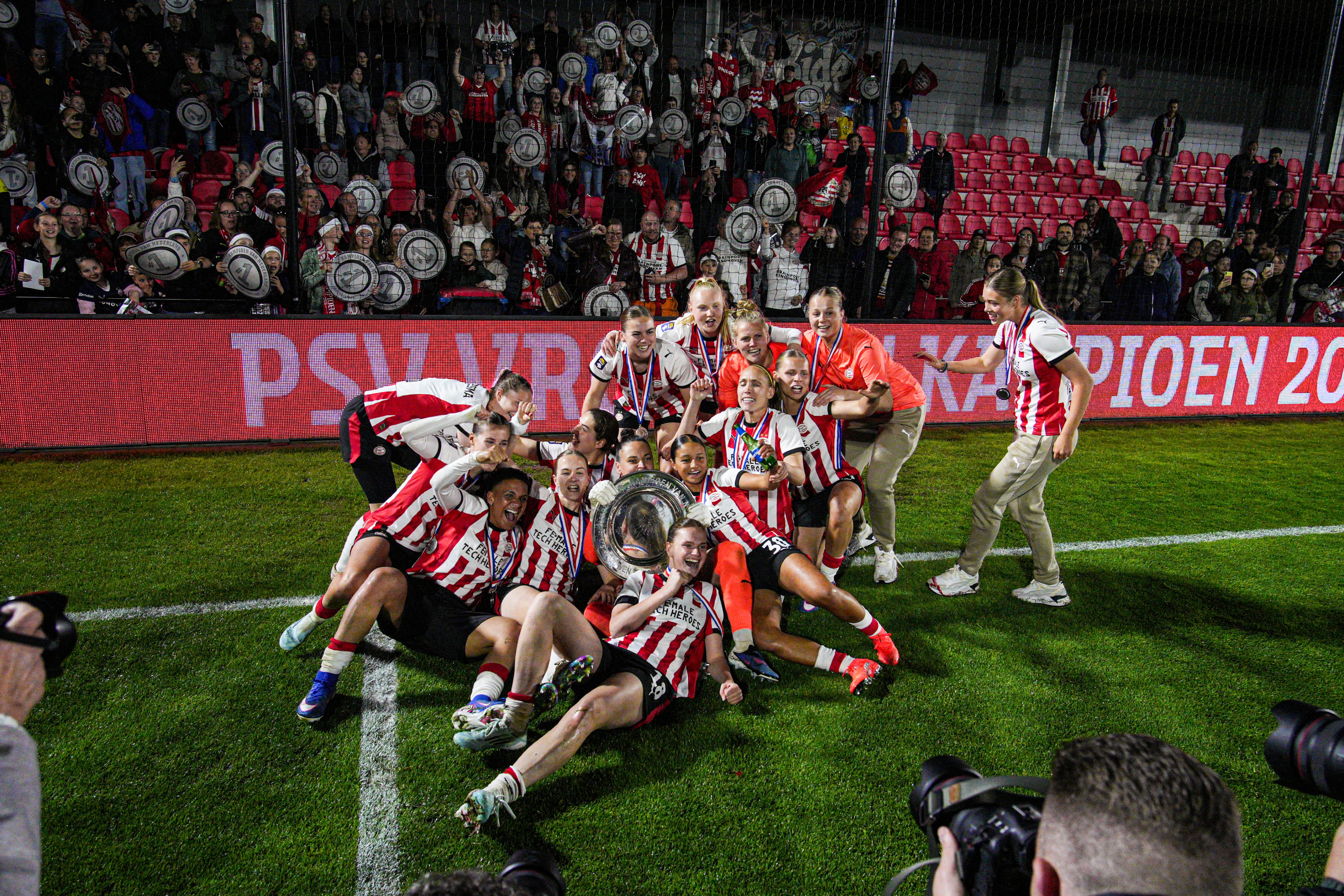 PSV viert feest met de schaal en de supporters