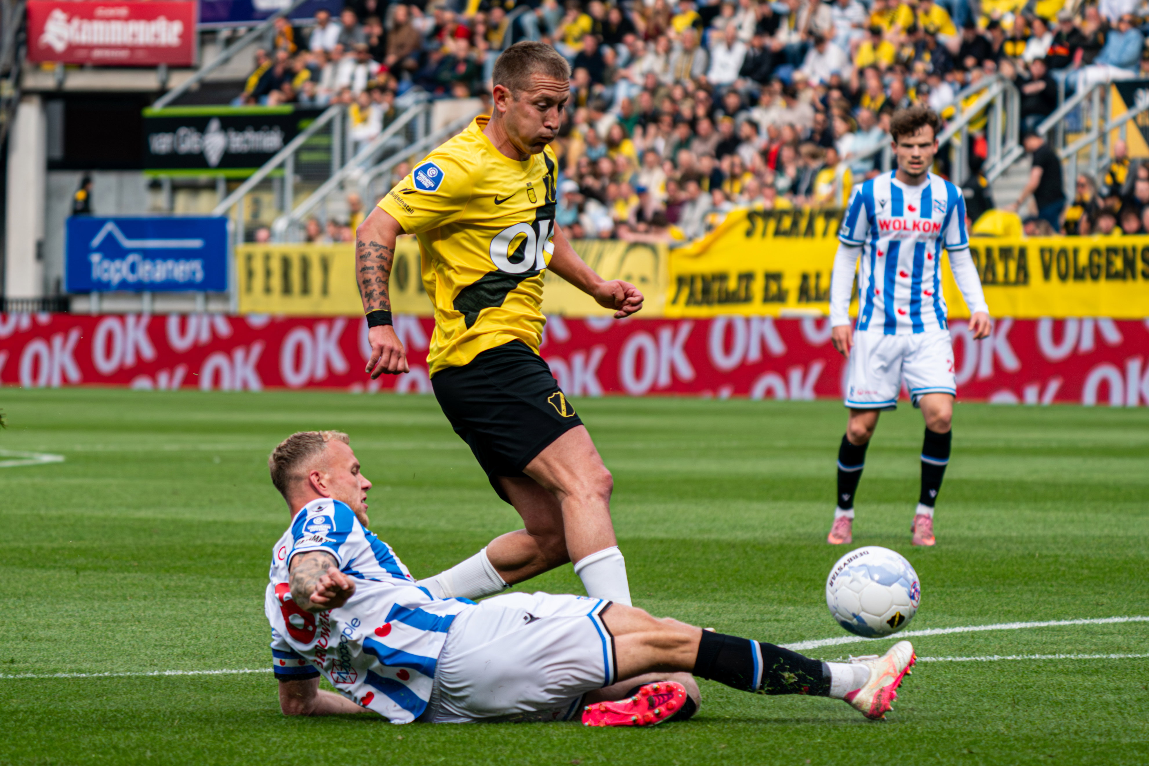 Luuk Brouwers met de tackle op Lewis Holtby