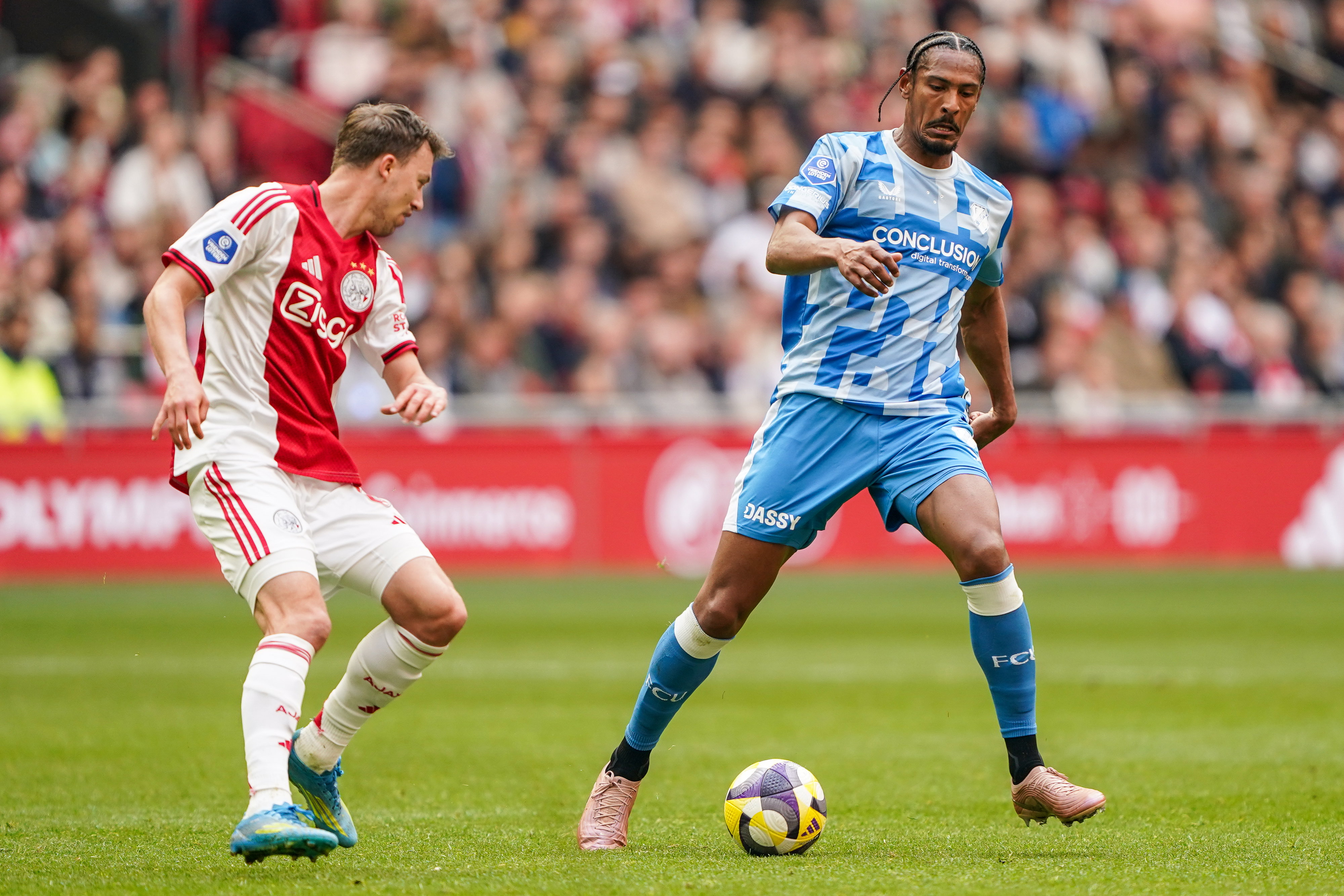 Sébastien Haller in actie tegen Ajax