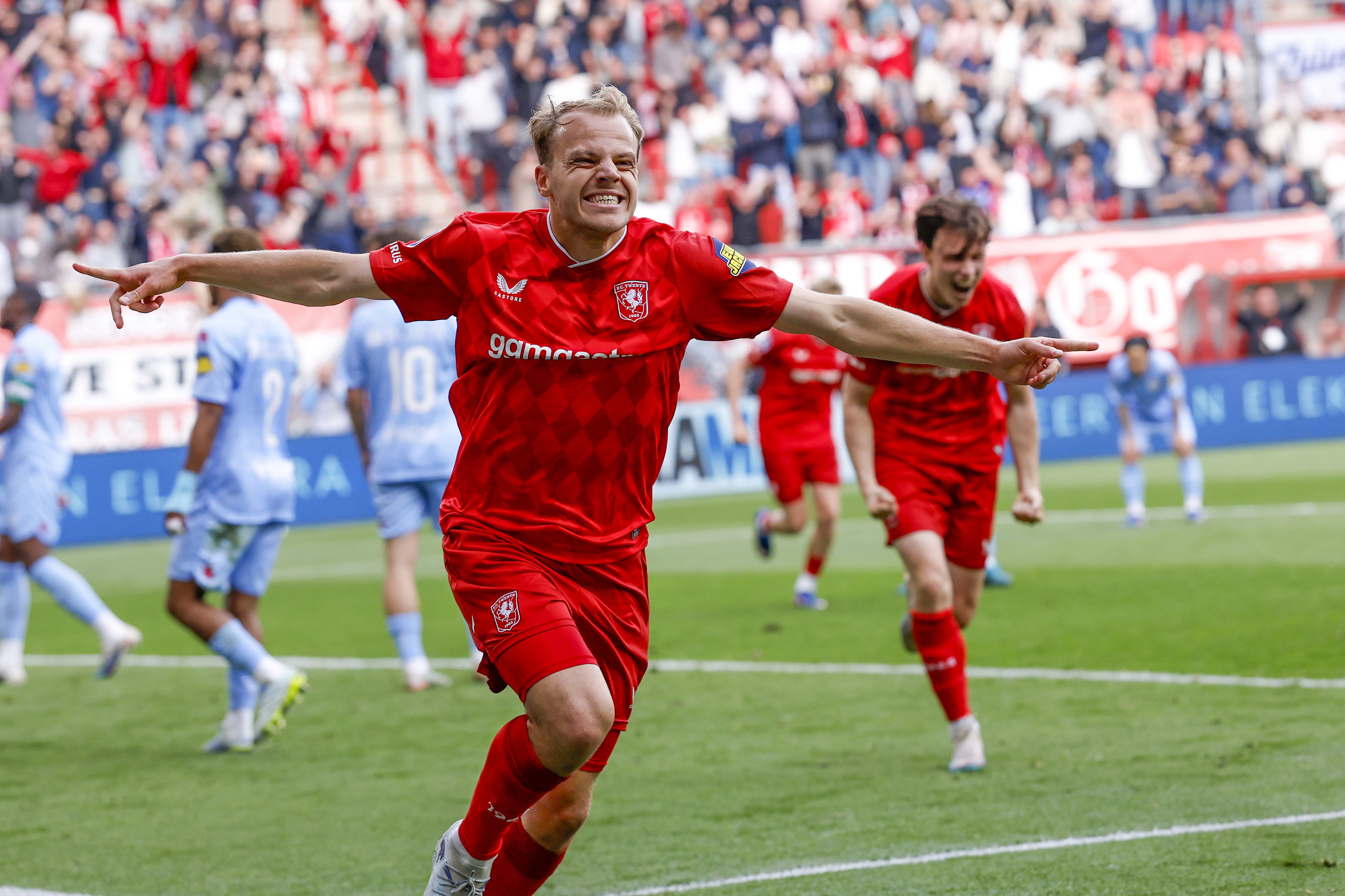 Thomas van den Belt viert zijn treffer tegen Sparta