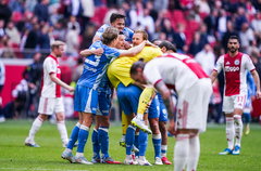 FC Utrecht juicht na de zege bij Ajax