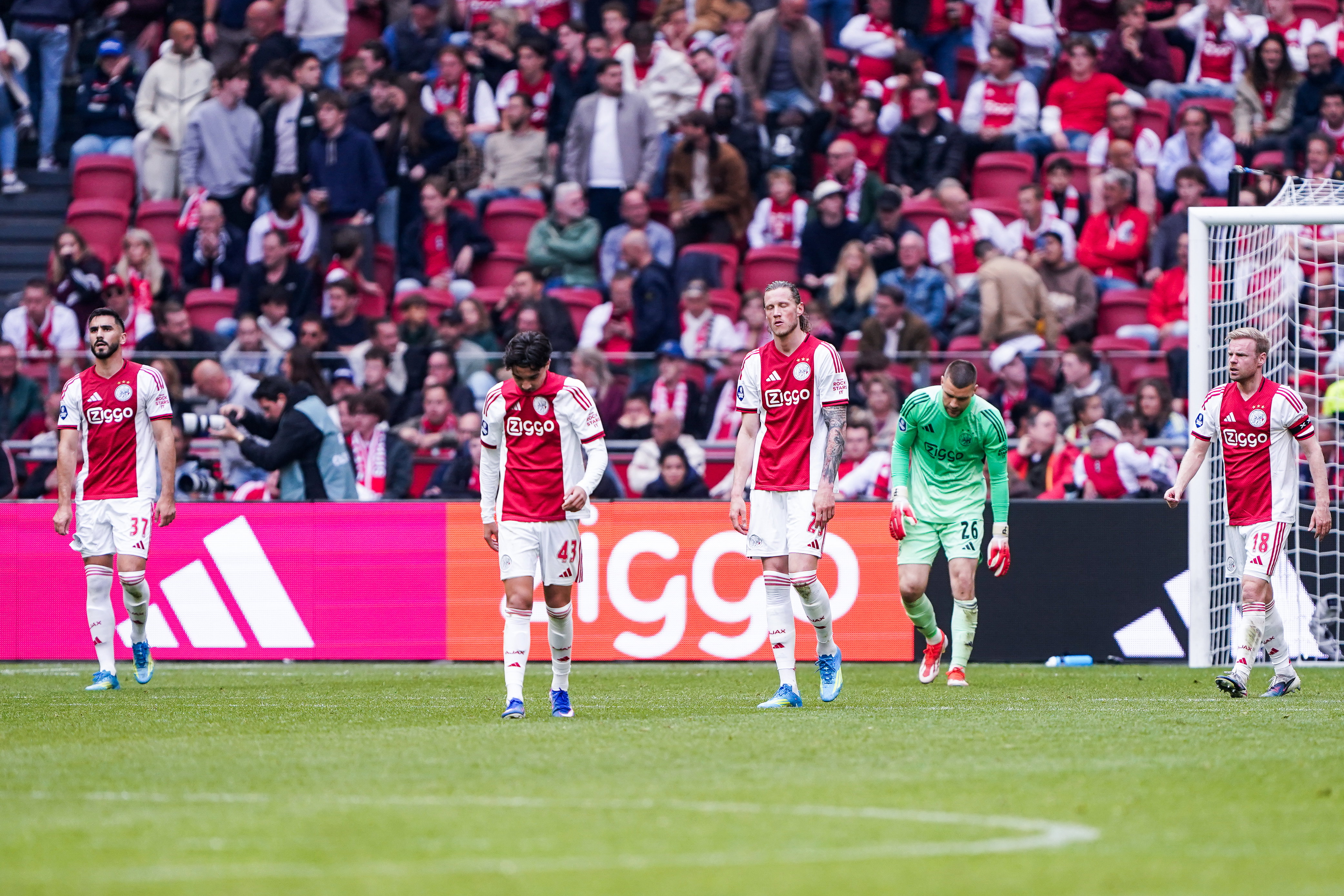 Ajax loopt er verslagen bij