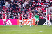 Ajax loopt er verslagen bij