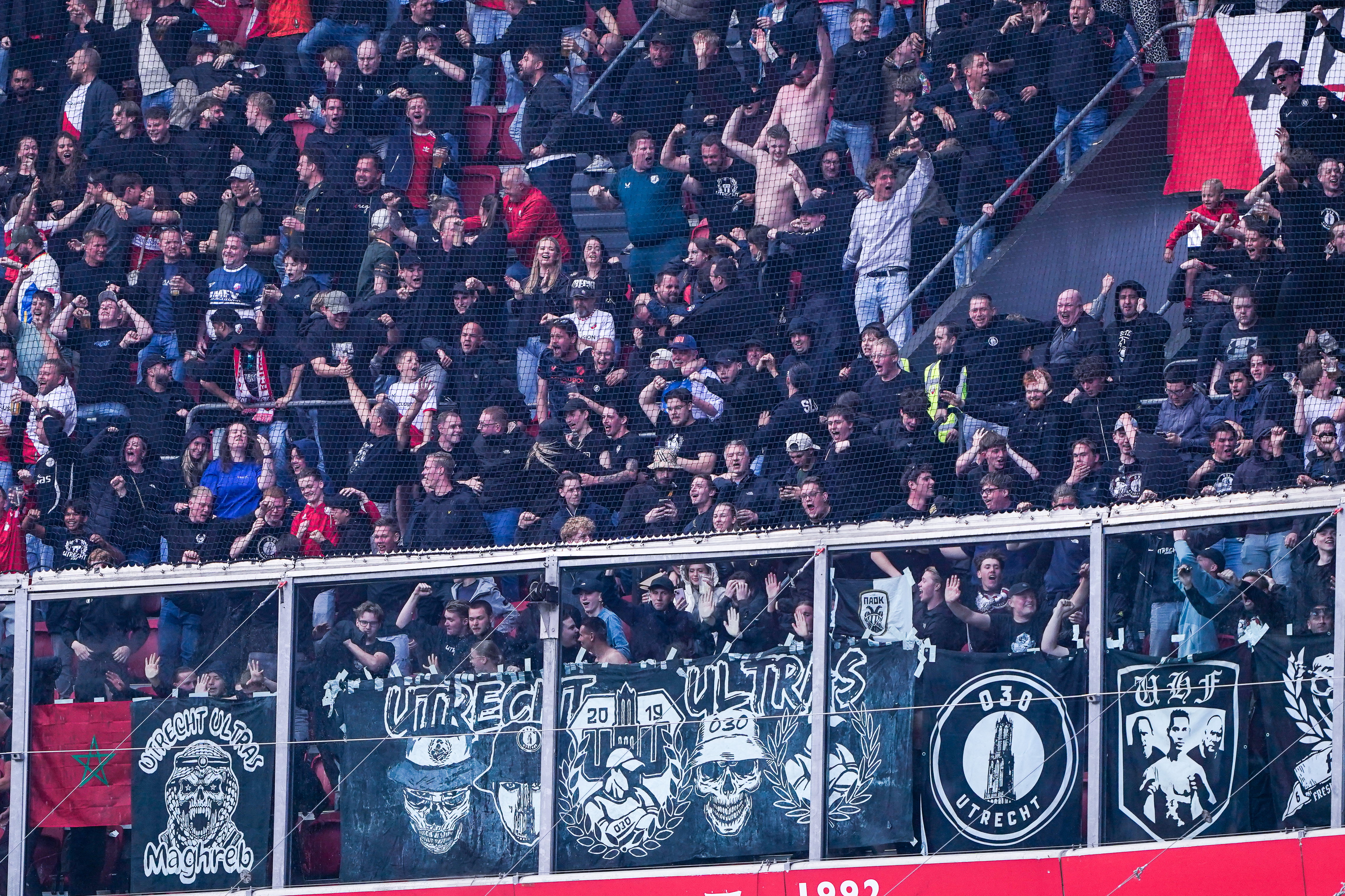 FC Utrecht-supporters in het uitvak van Ajax