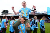 Kerstin Casparij en Katie Startup vieren feest na het kampioenschap van Manchester City
