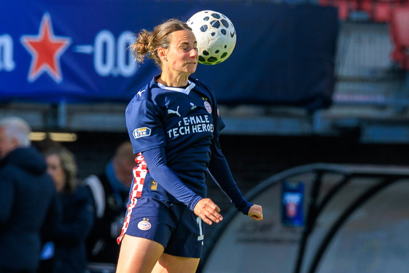 Renate Jansen kopt een bal
