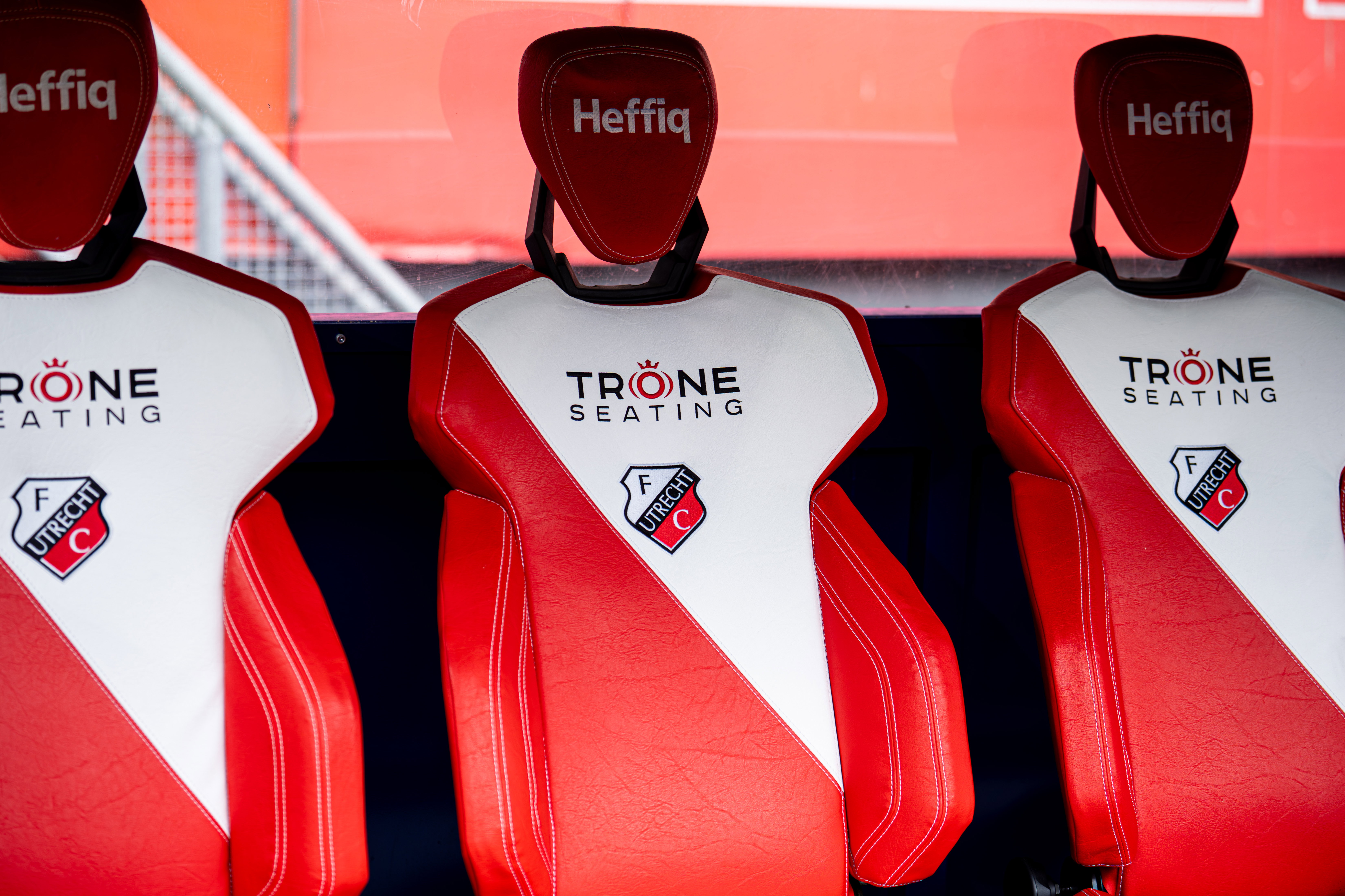 Het logo van FC Utrecht op stoelen in de dug-out