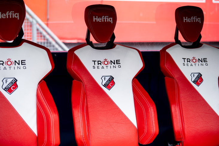 Het logo van FC Utrecht op stoelen in de dug-out