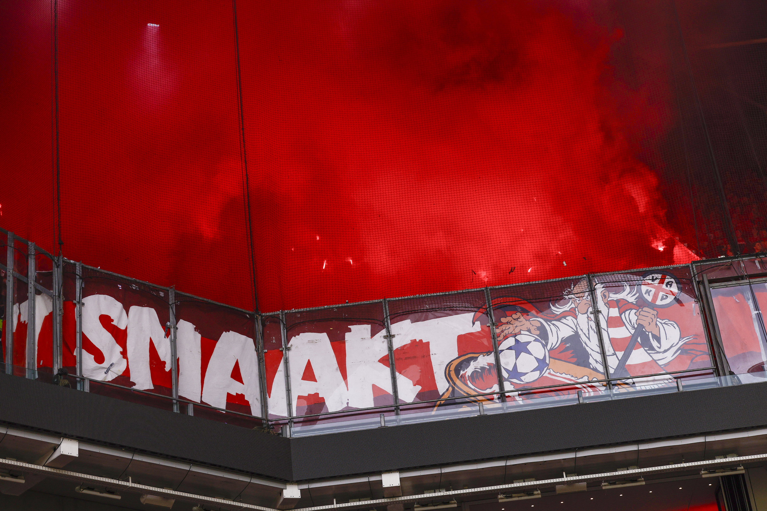 FC Twente-fans met een pyro in het uitvak van PSV