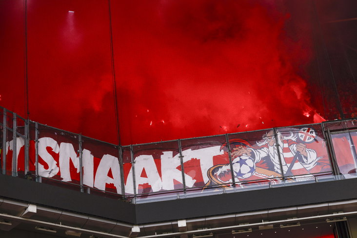 FC Twente-fans met een pyro in het uitvak van PSV