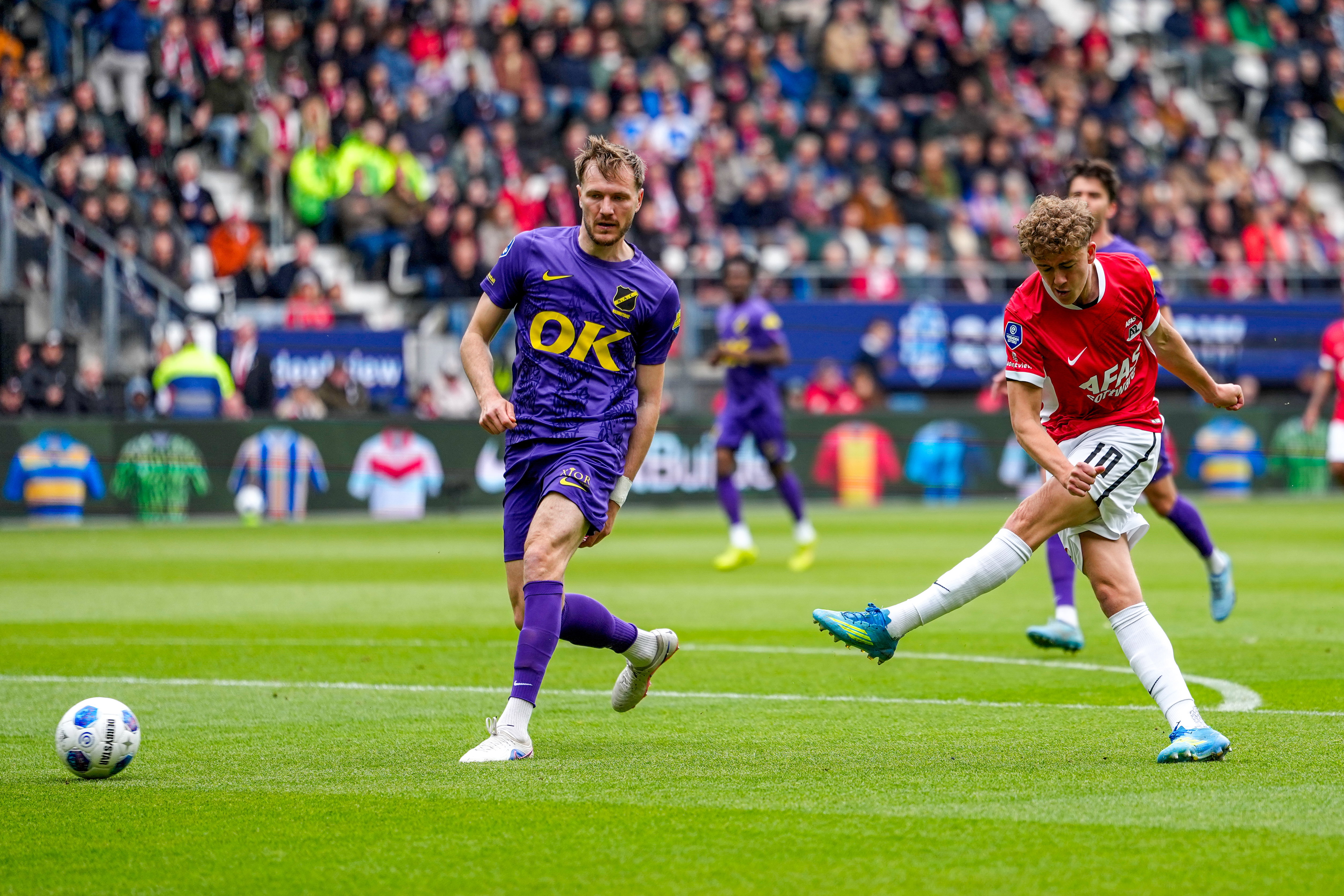 Sven Mijnans schiet tegen NAC Breda