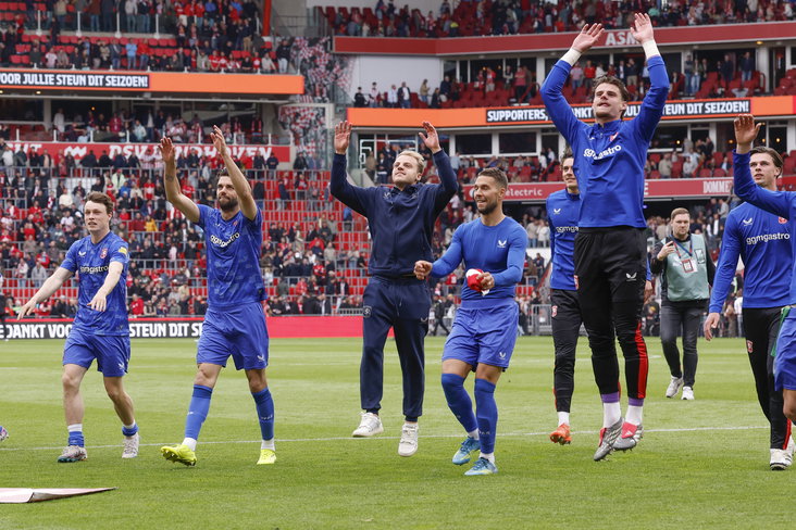 FC Twente-spelers vieren feest