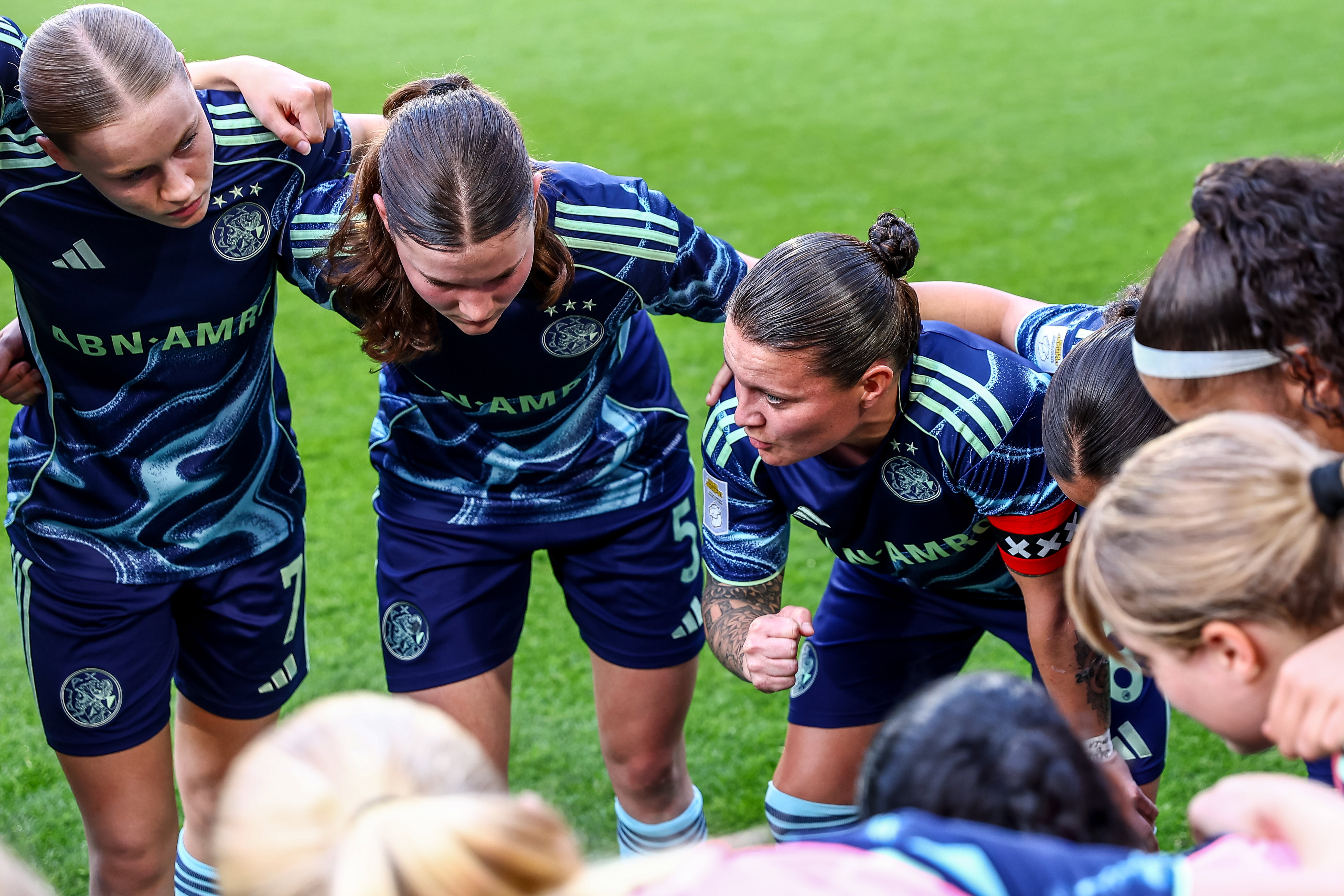 Ajax-captain Sherida Spitse spreekt haar ploeg toe