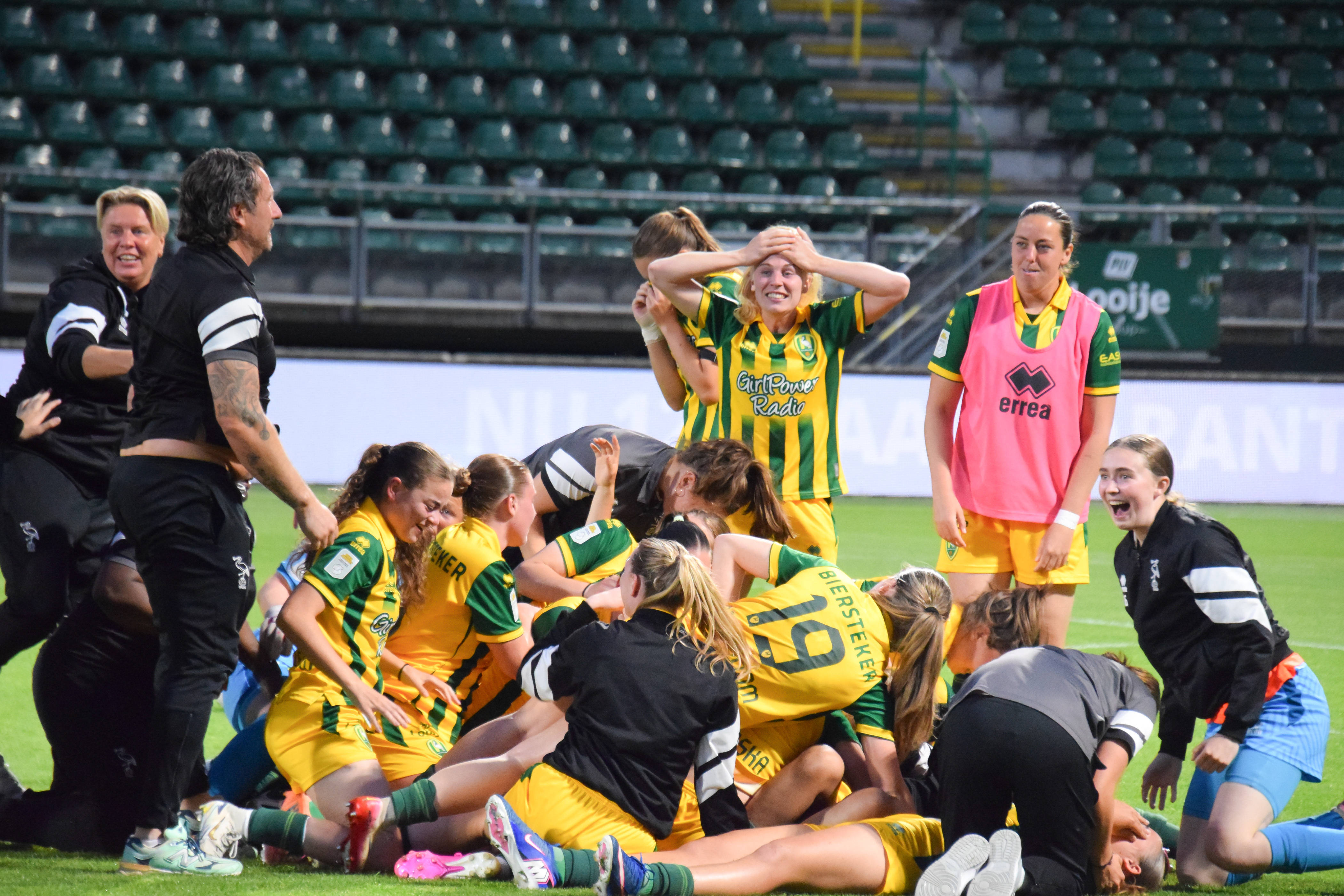 ADO Den Haag viert feest na handhaving in de Eurojackpot Vrouwen Eredivisie