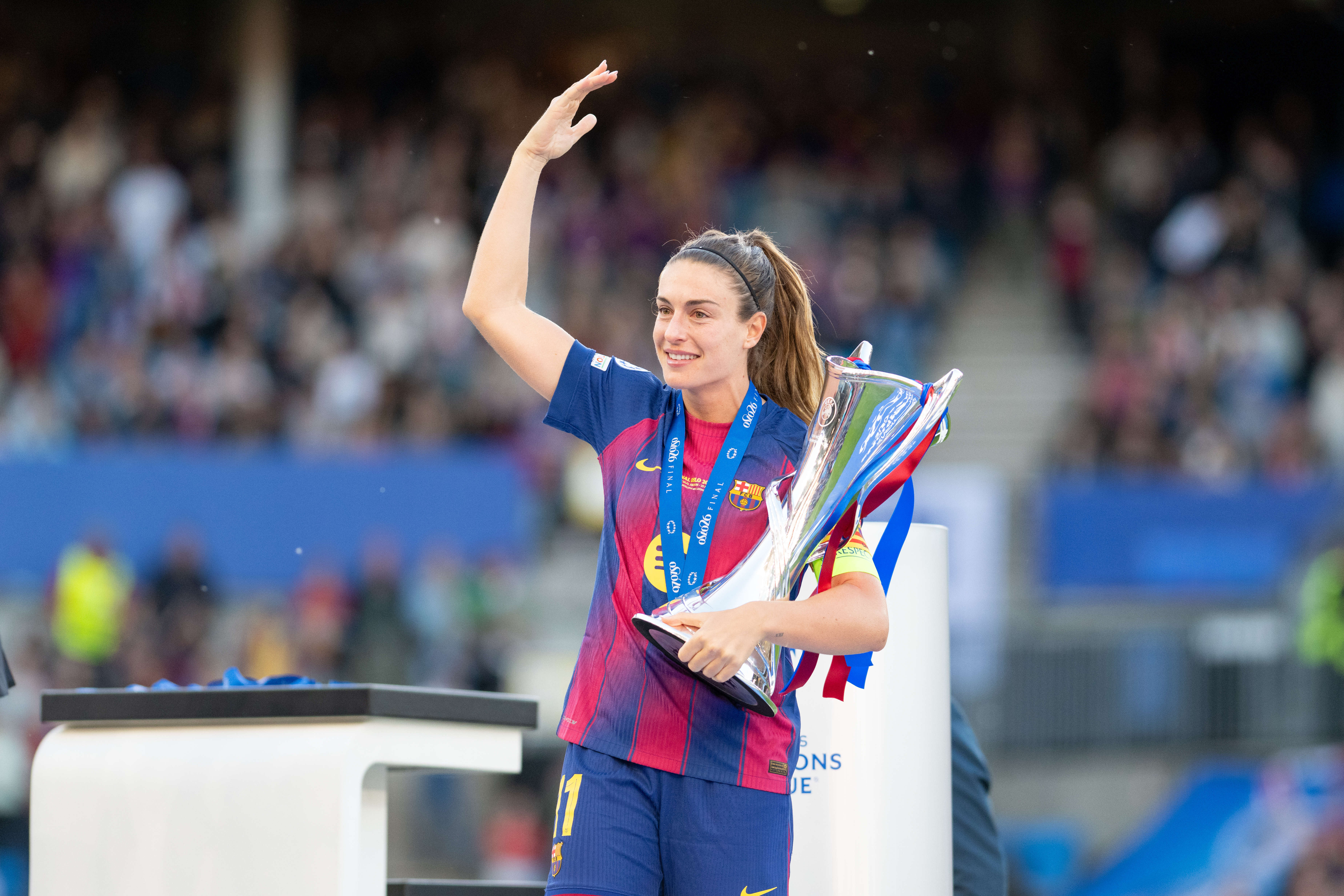 Alexia Putellas met de UEFA Women's Champions League-trofee