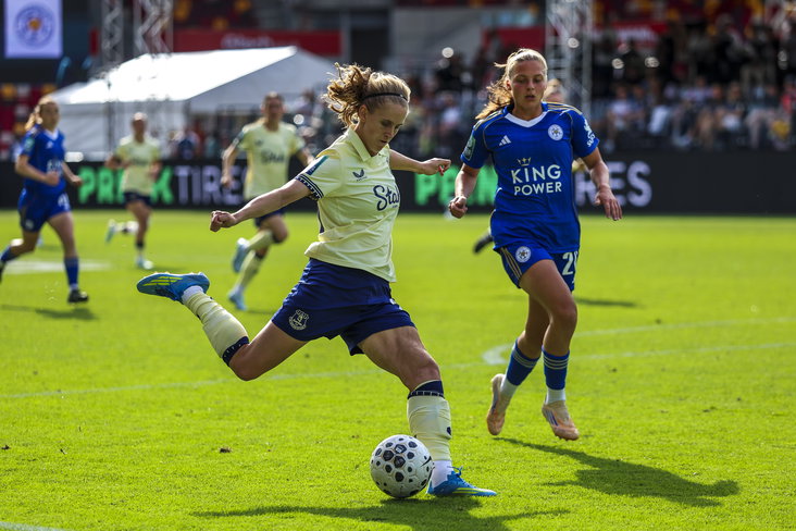 Katja Snoeijs in actie namens Everton