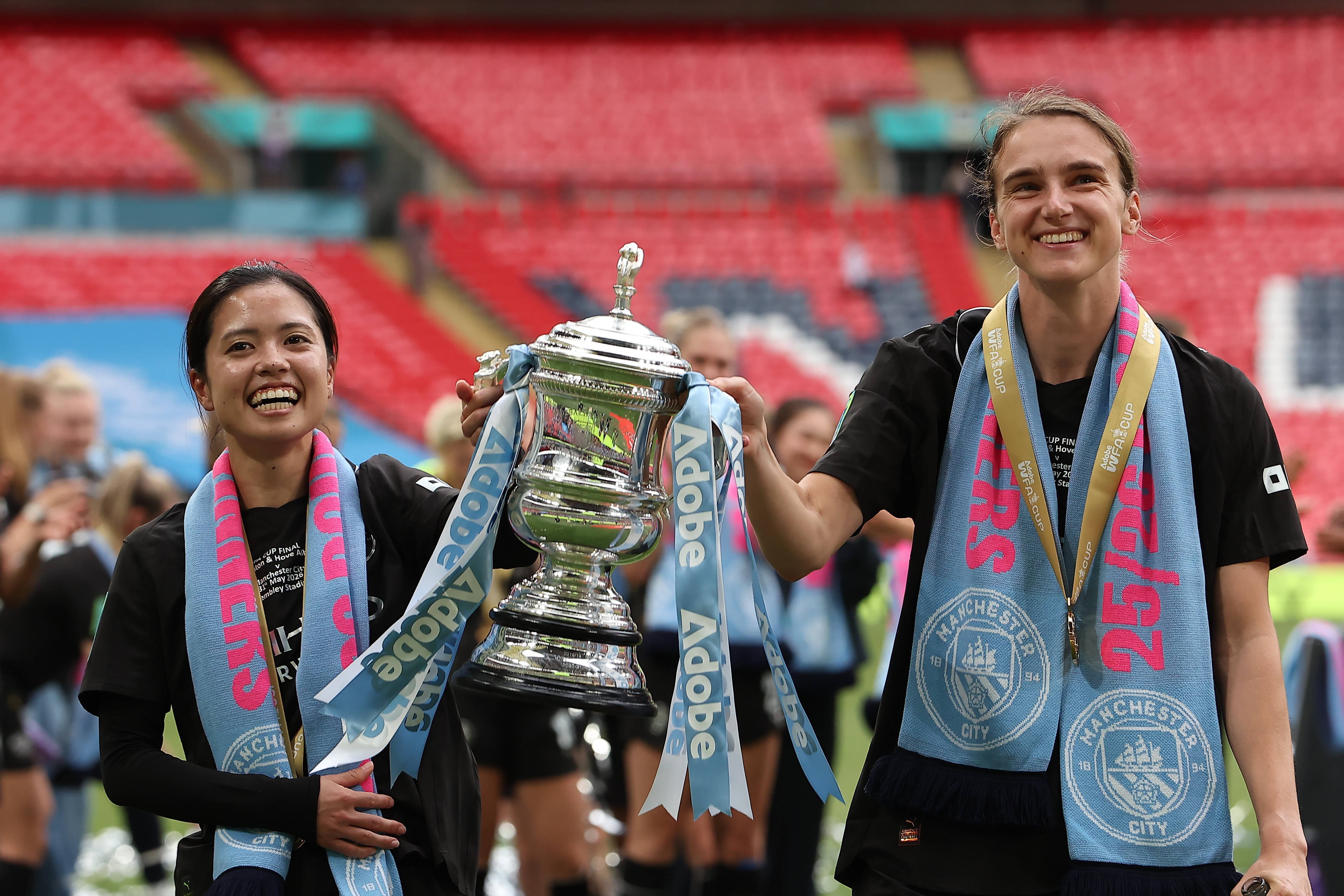 Yui Hasegawa en Vivianne Miedema tonen de FA Cup