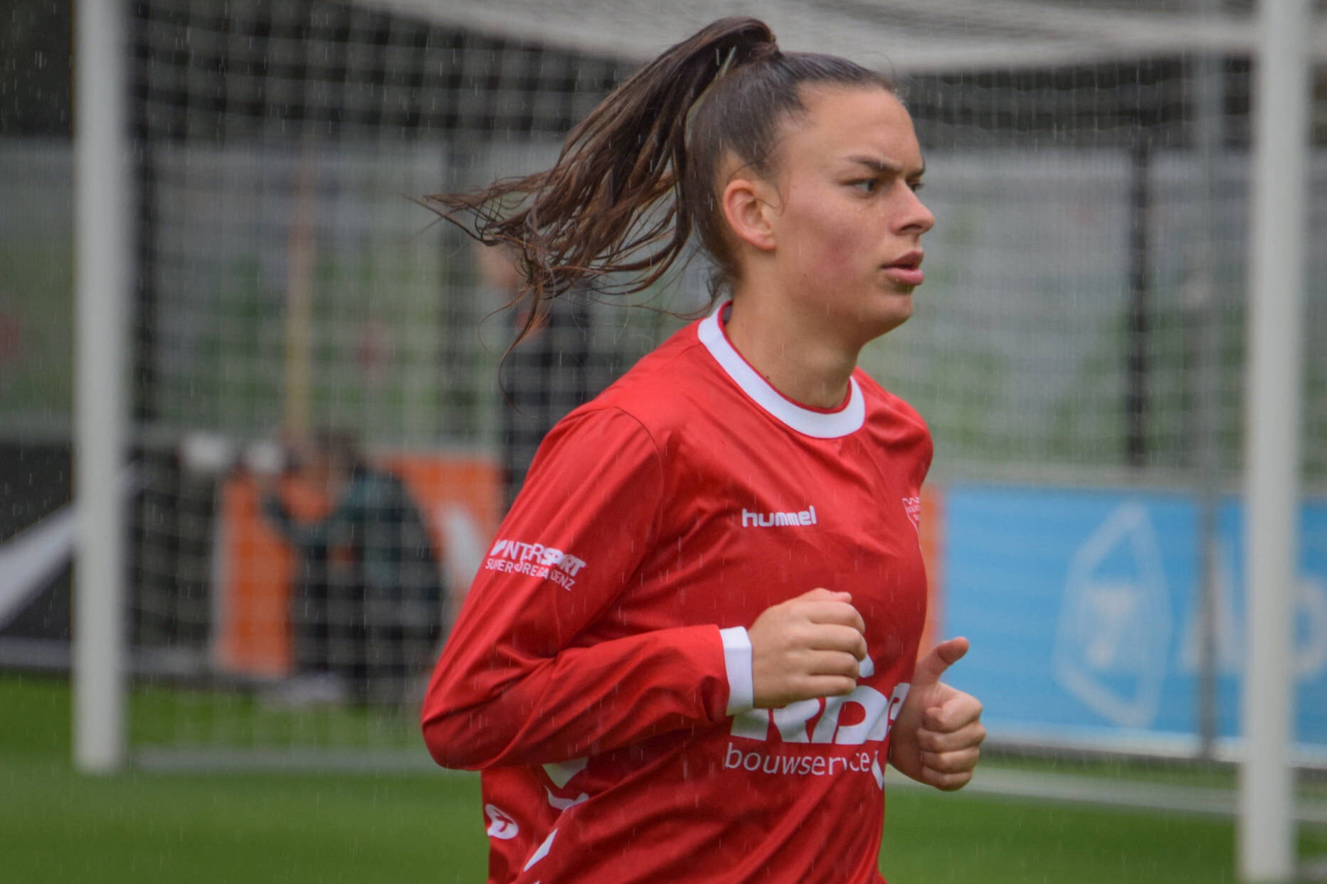 Romée Leuchter traint in het shirt van RKSV Olympia Schinveld