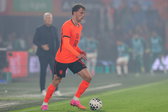 Mats Wieffer aan de bal in Oranje
