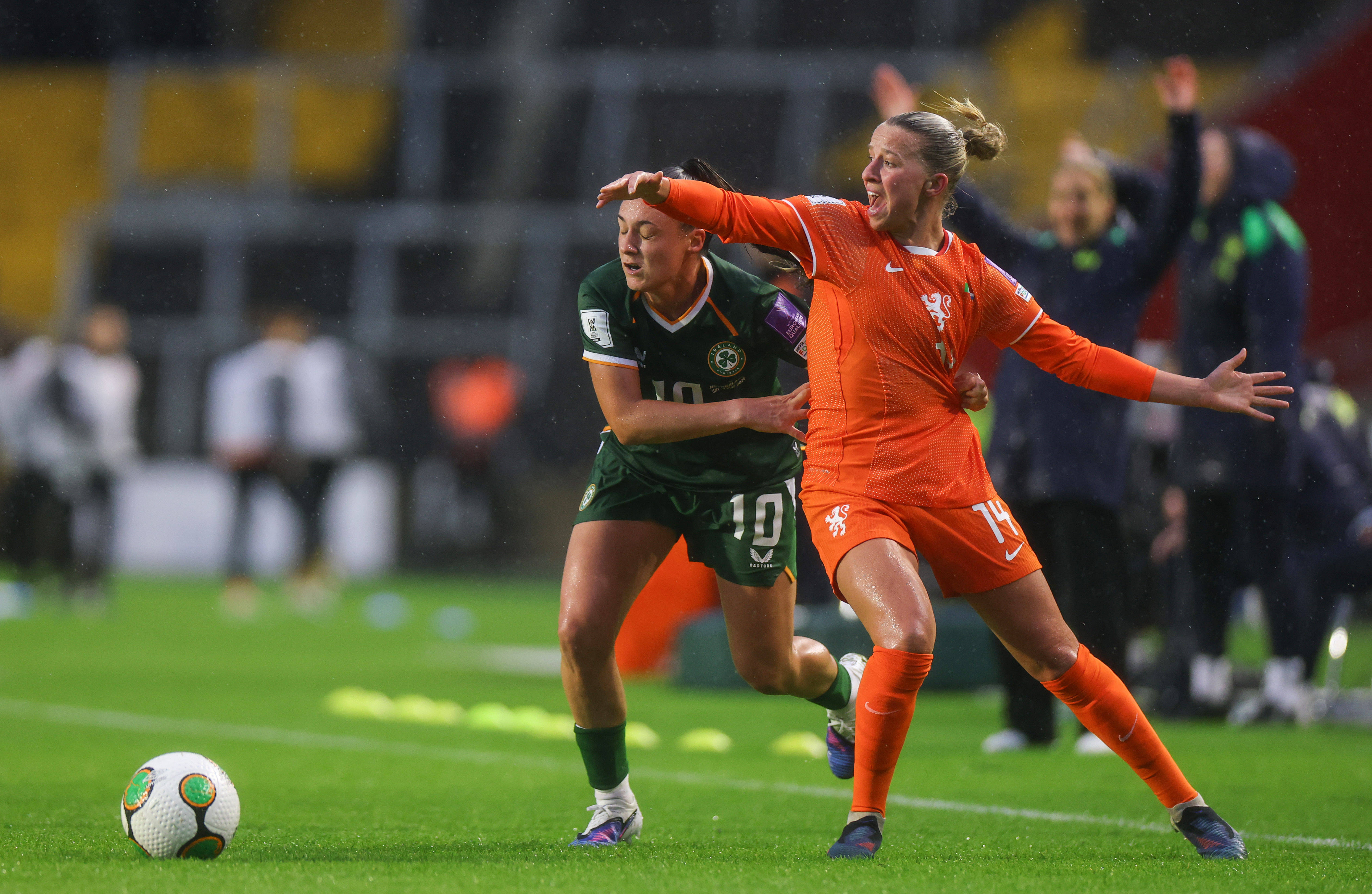Jackie Groenen wordt aangepakt