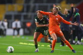 Jackie Groenen wordt aangepakt