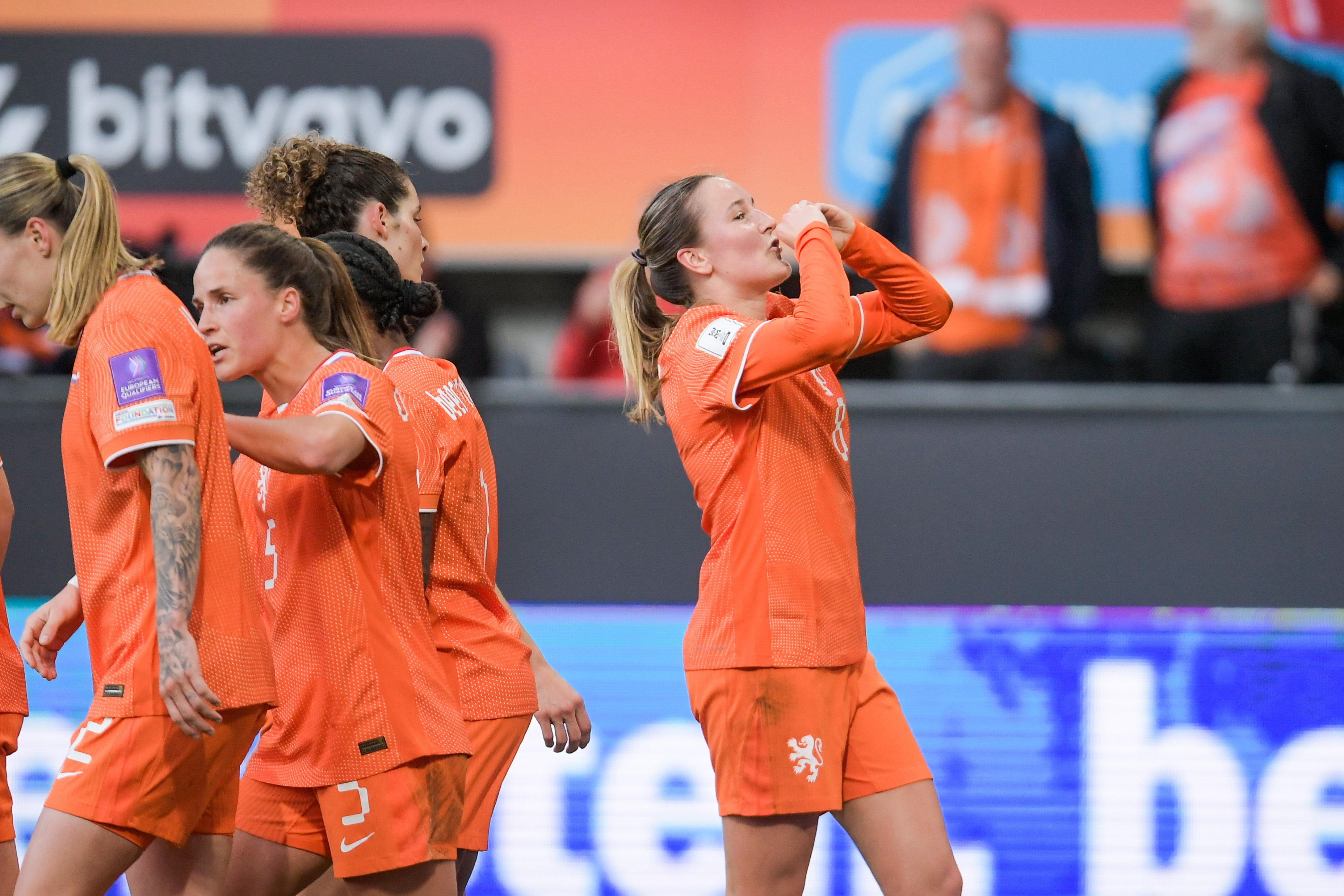 Wieke Kaptein viert haar goal voor de OranjeLeeuwinnen