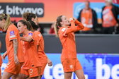 Wieke Kaptein viert haar goal voor de OranjeLeeuwinnen