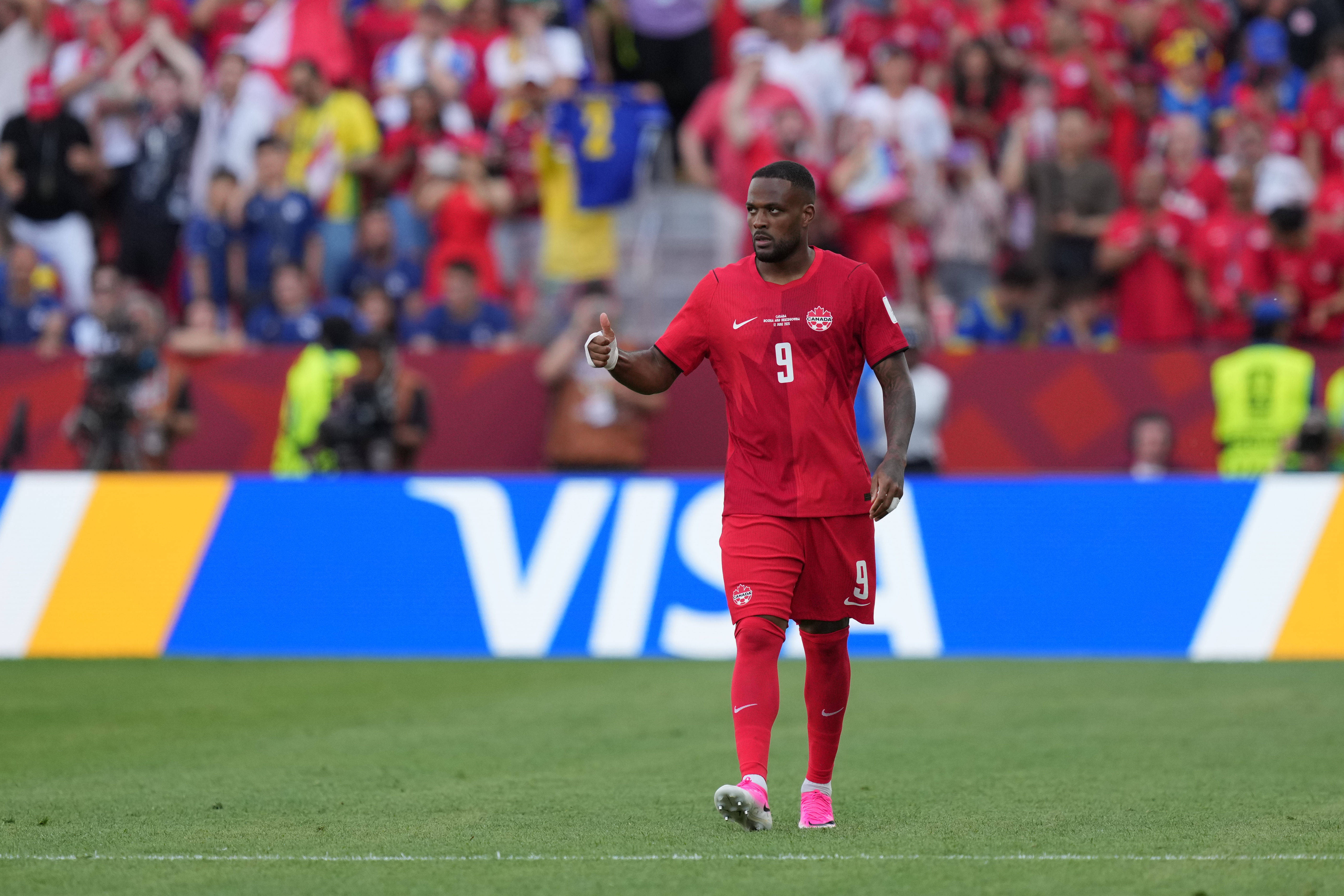 Cyle Larin bij Canada