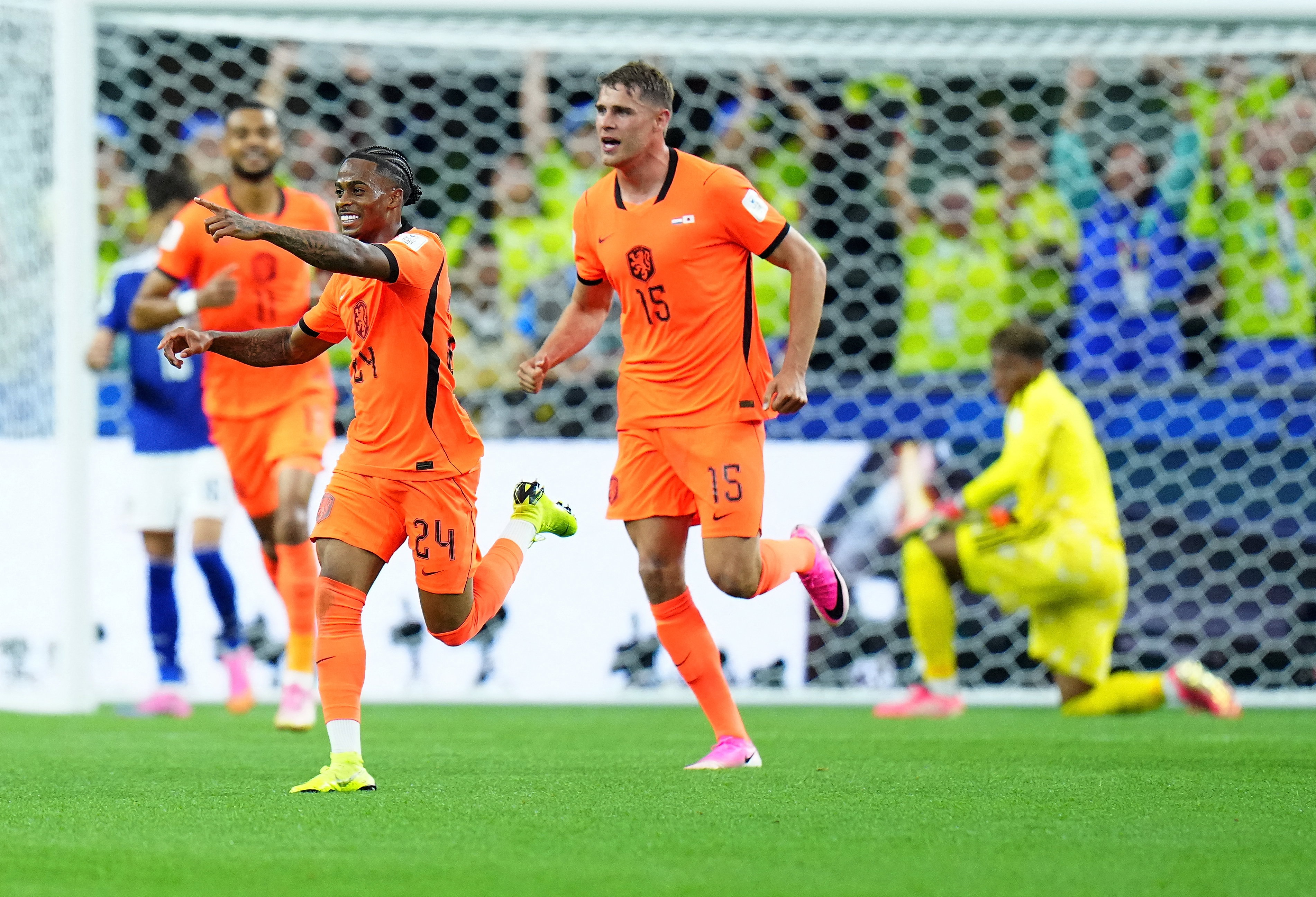 Crysencio Summerville rent over het veld na zijn goal tegen Japan