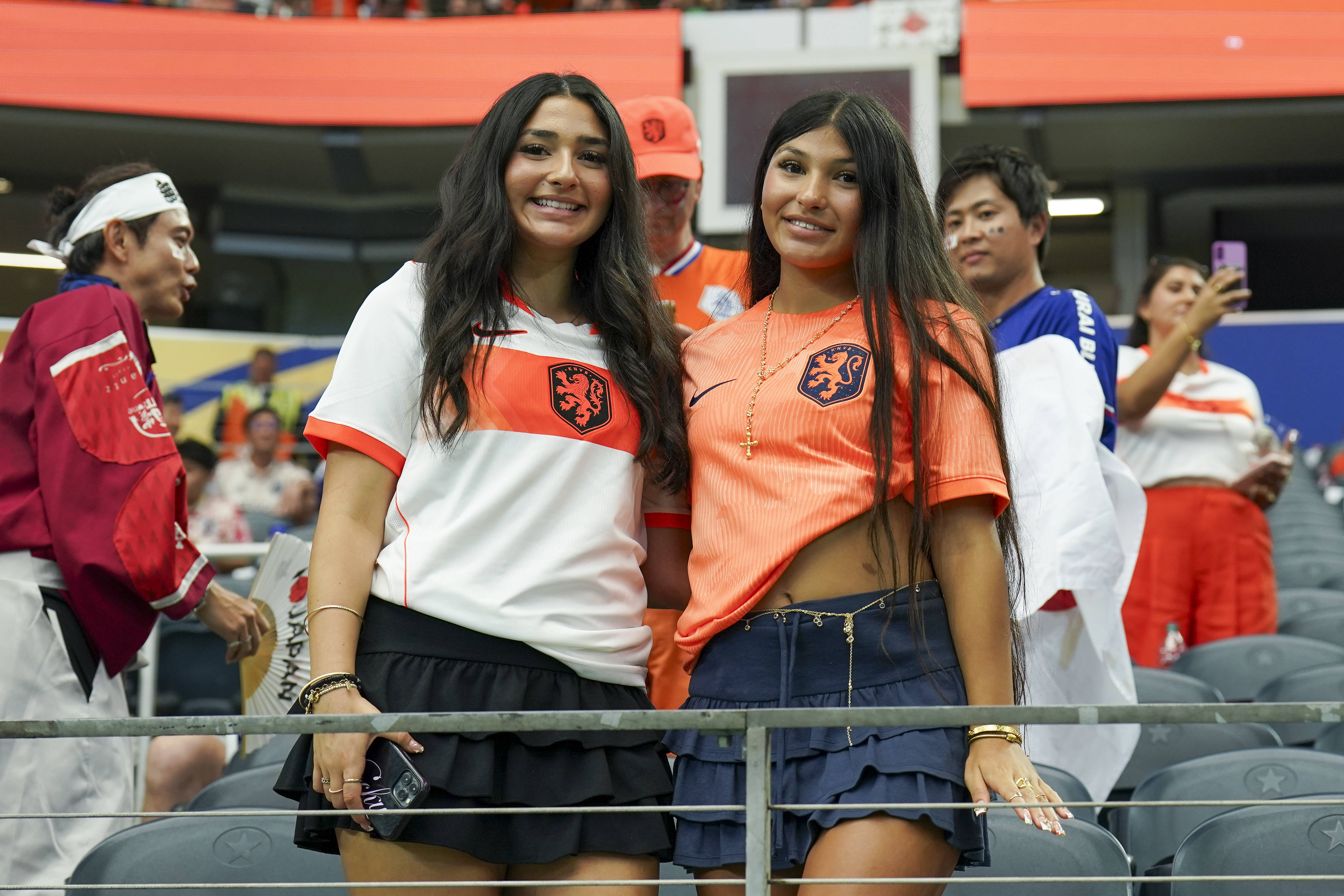 Fans van Oranje voor het duel met Japan