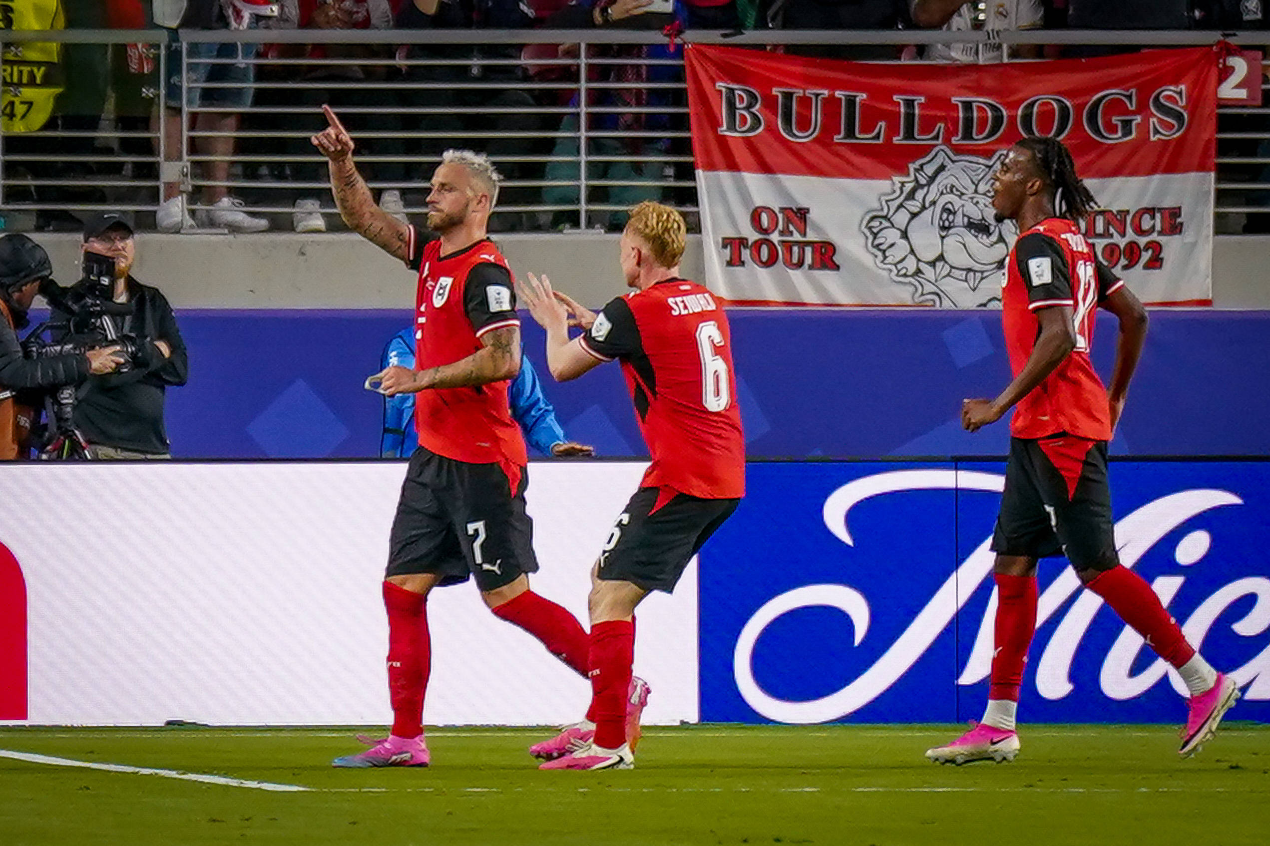 Marko Arnautovic juicht na zijn goal voor Oostenrijk