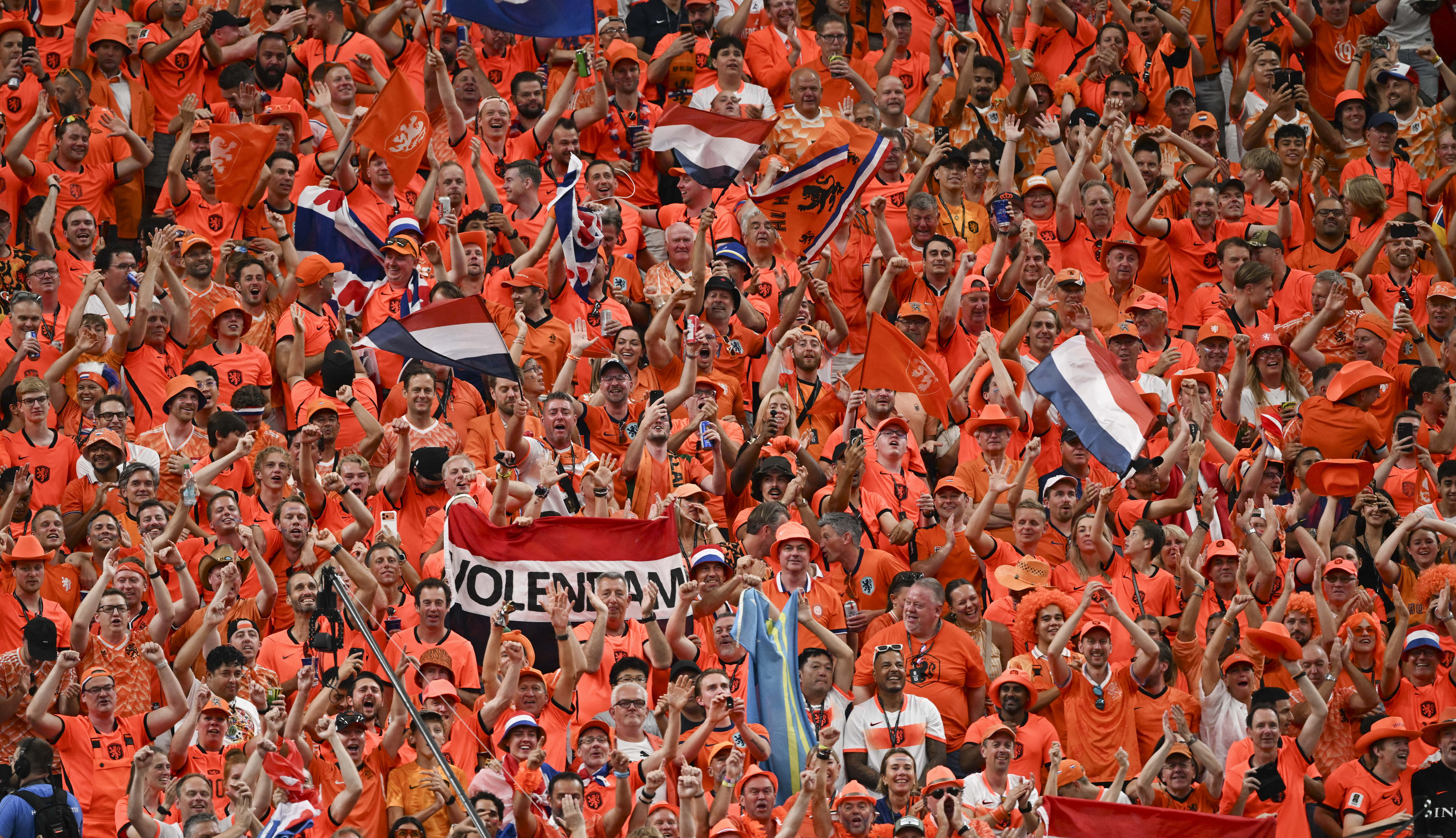 Oranje-fans bij het duel tussen het Nederlands elftal en Japan