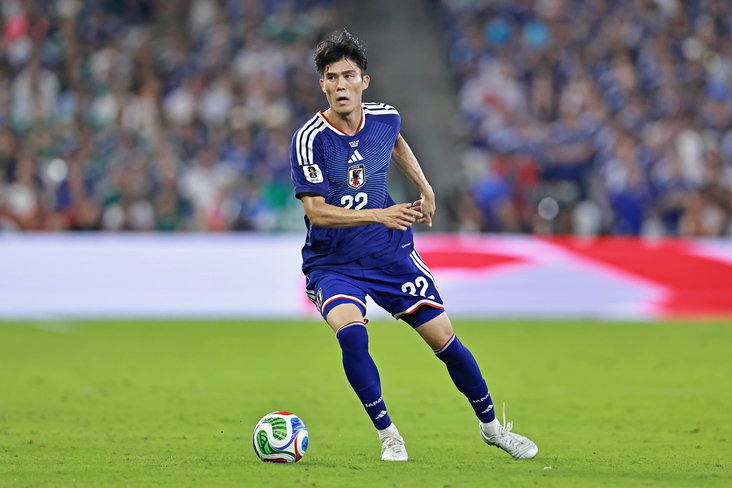 Takehiro Tomiyasu in actie namens Japan