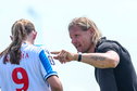 Niklas Tarvajärvi geeft instructies aan Brigitte Franken