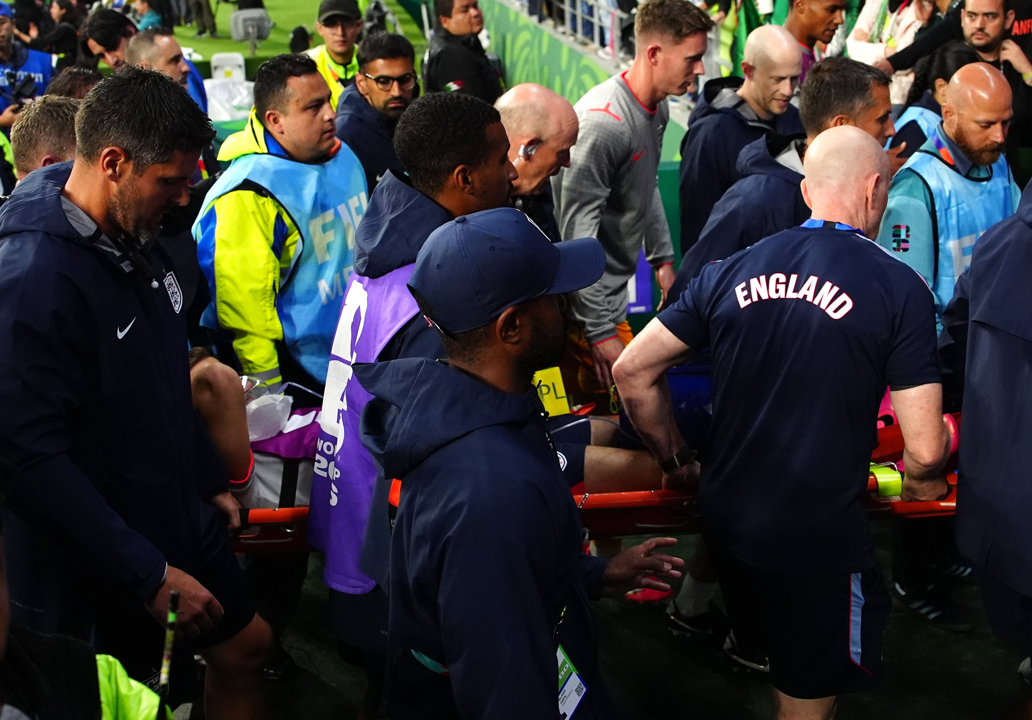 Jordan Henderson gaat per brancard van het veld