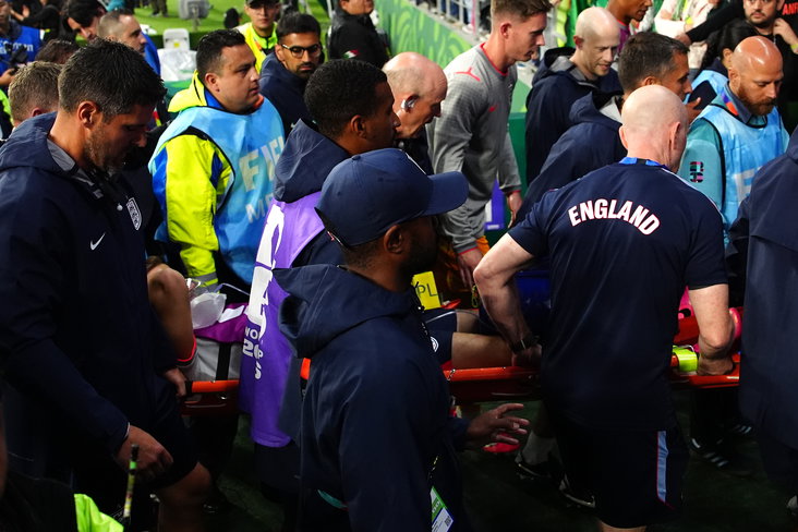 Jordan Henderson gaat per brancard van het veld