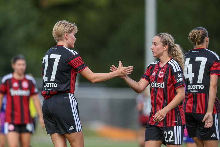 Danique Tolhoek wordt gefeliciteerd met haar goal voor Eintracht Frankfurt