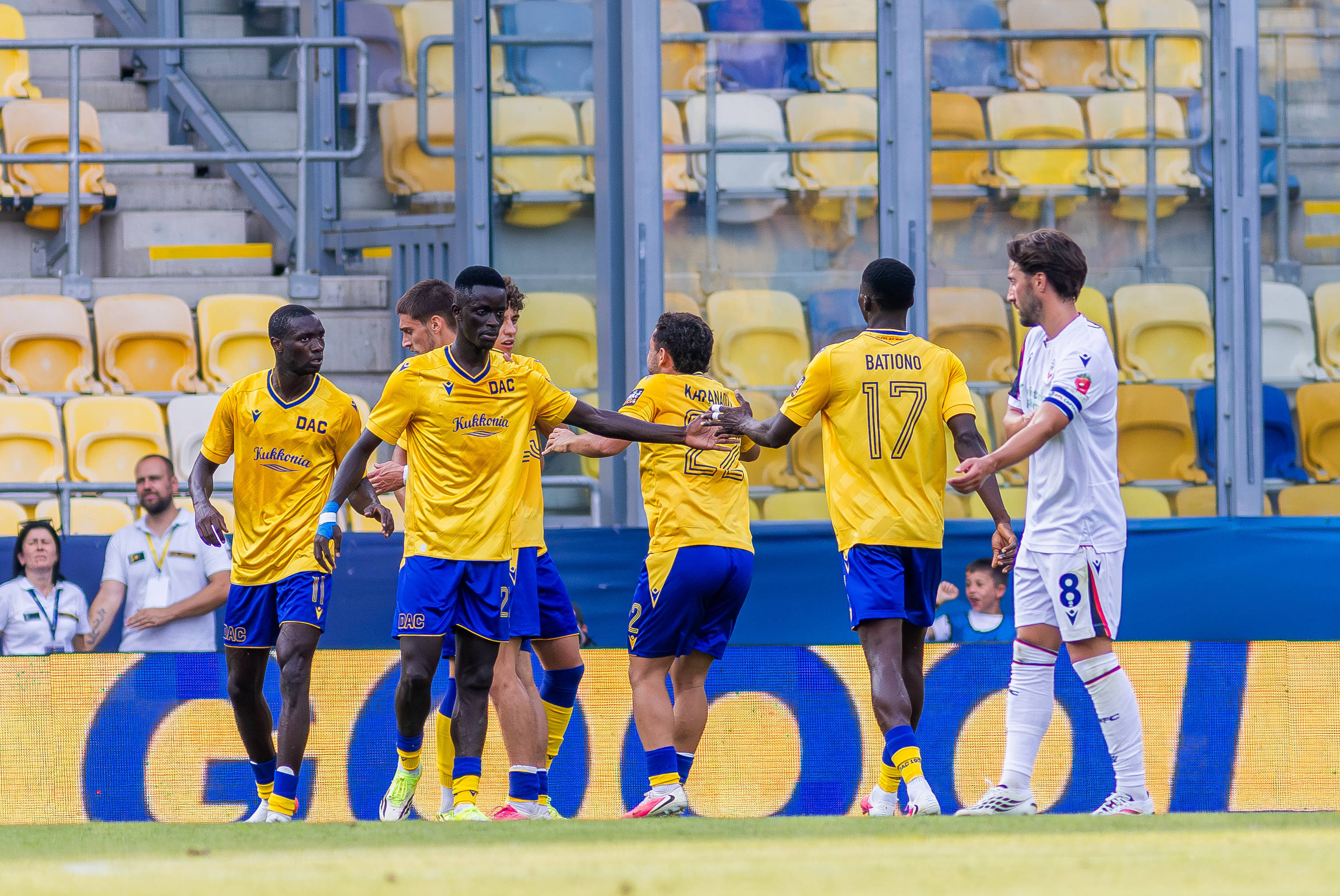 DAC 1904 juicht na een treffer in het oefenduel met Bolton Wanderers