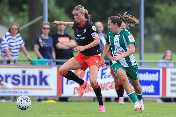Jill Roord (FC Twente) in actie tegen Werder Bremen