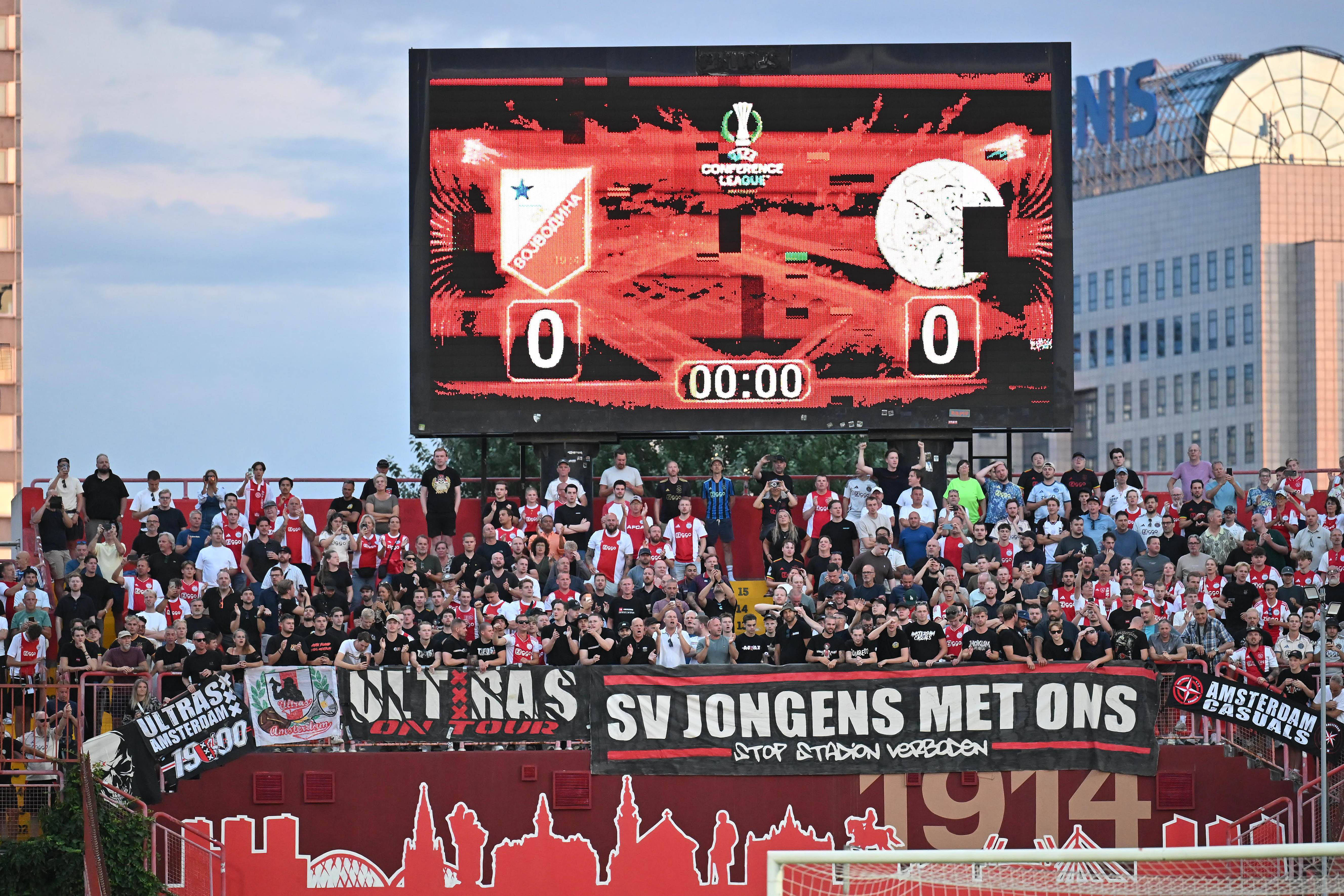 Supporters van Ajax bij FK Vojvodina