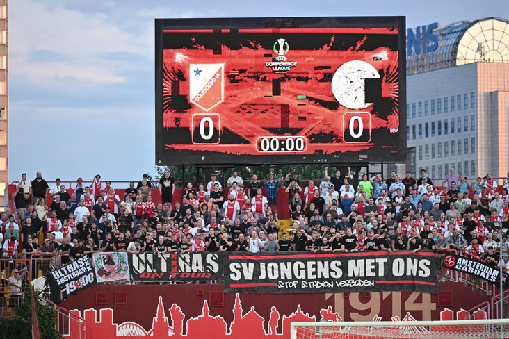 Supporters van Ajax bij FK Vojvodina