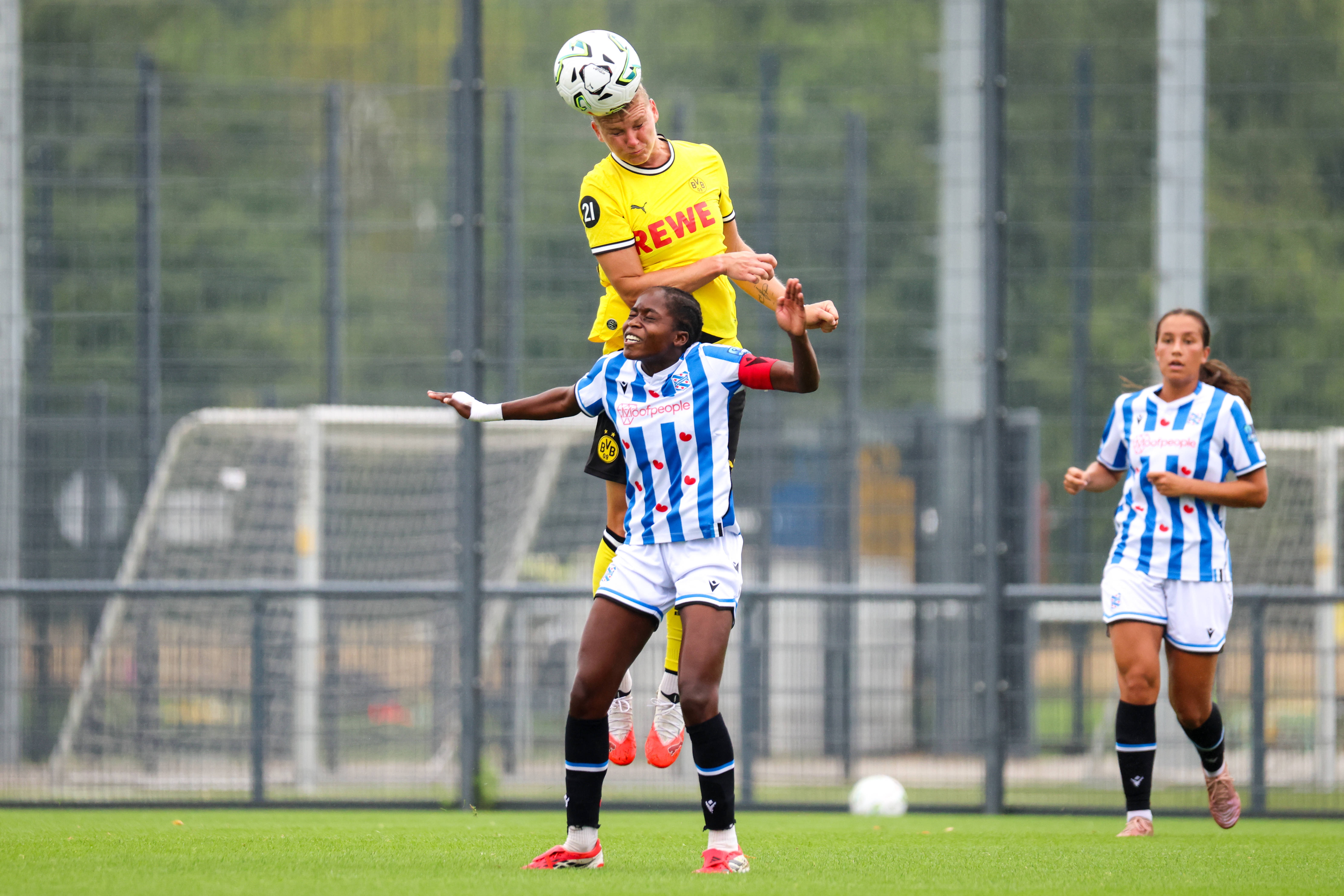 Ana Nassette (SC Heerenveen) verliest een kopduel van Alex Popp (Borussia Dortmund)