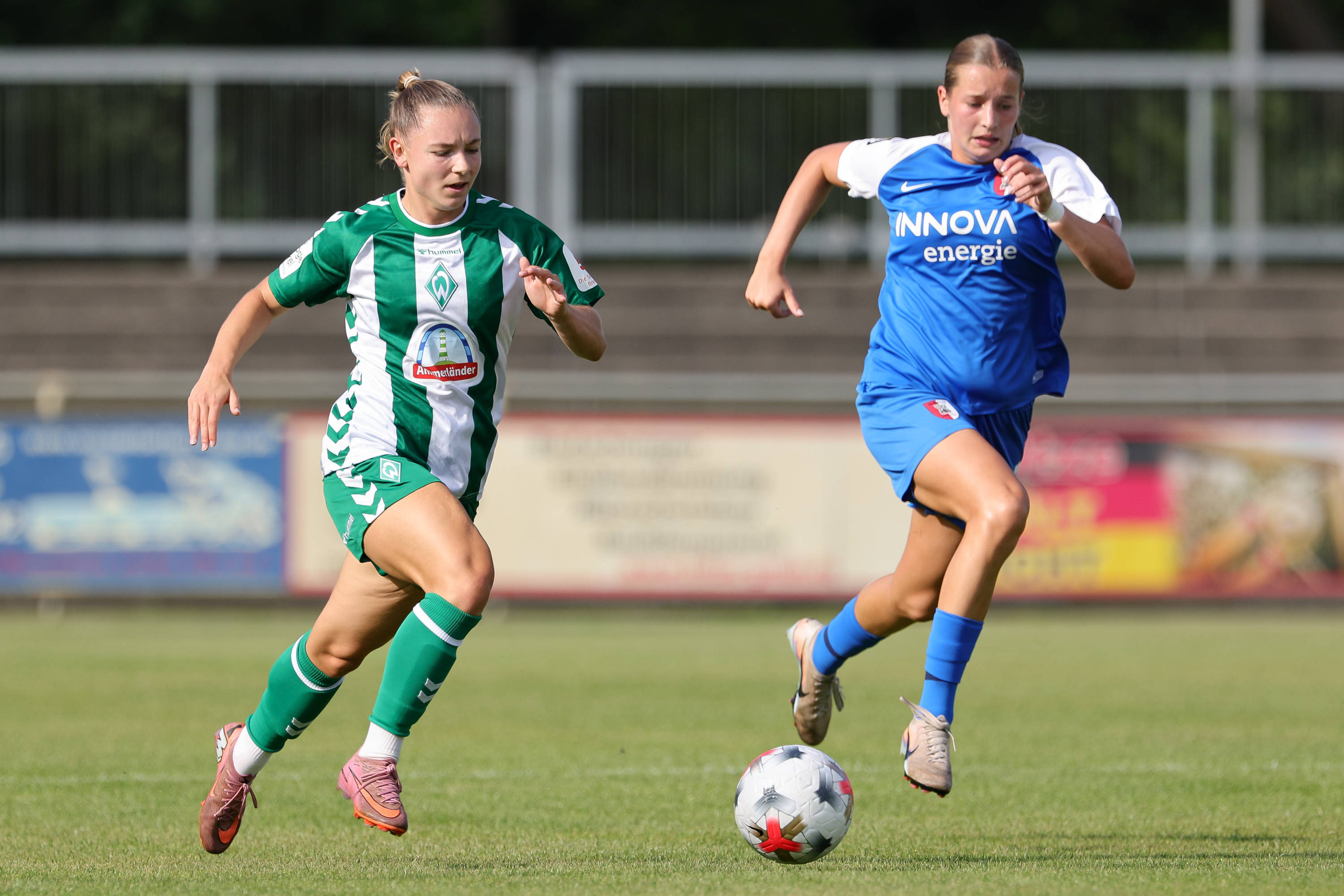 Angel Harting (rechts) in actie namens AZ